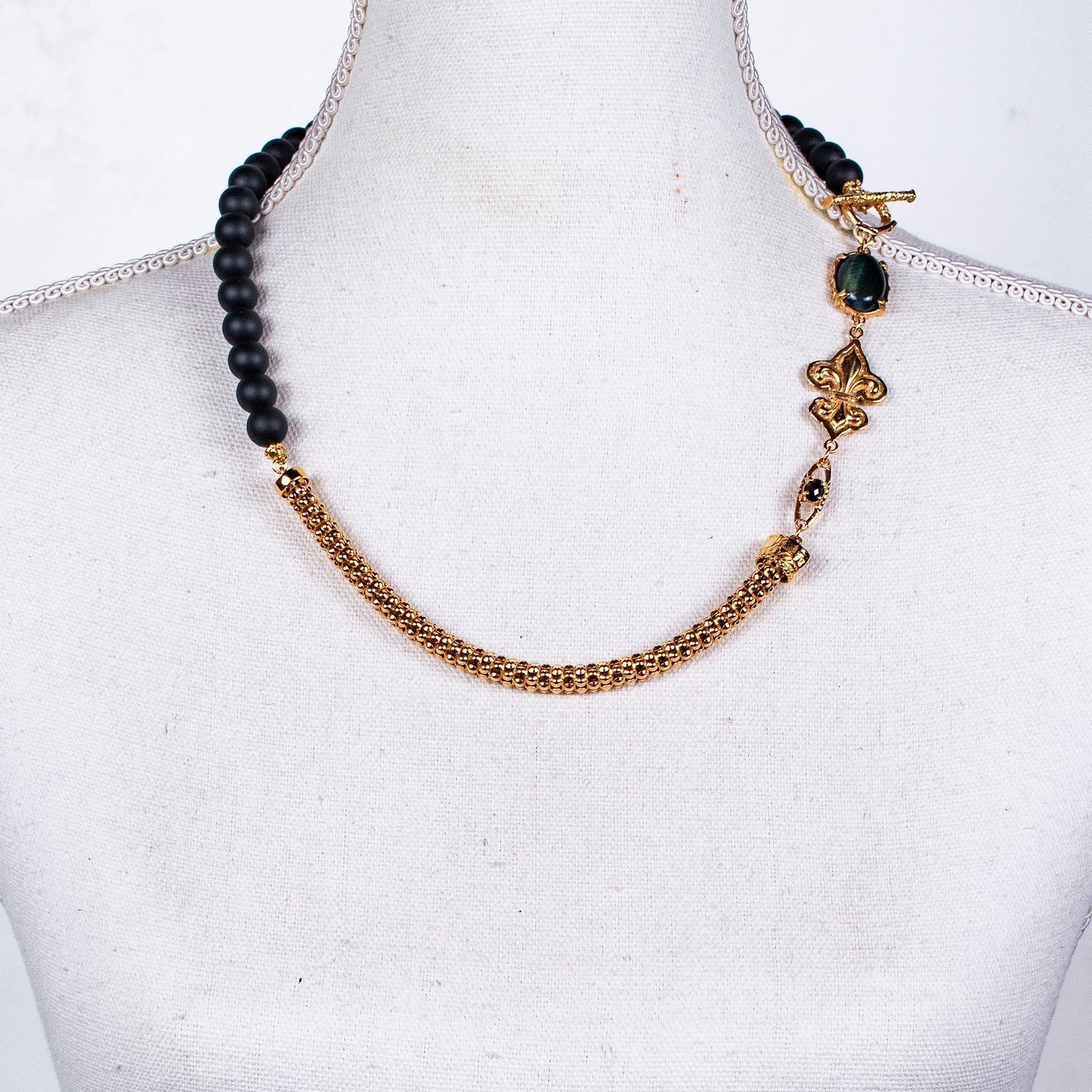 NK 26g03 Black Fleur-de-lis Necklace