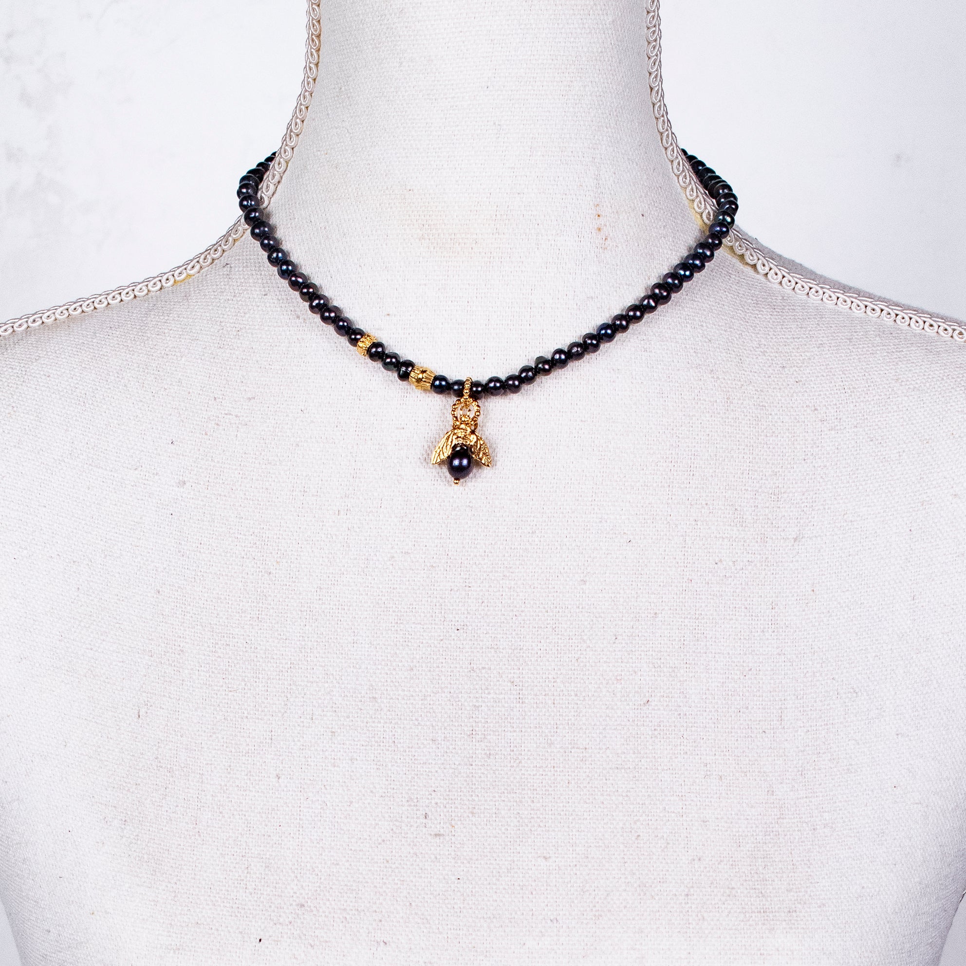 NK 26g09 black pearl "bee my honey" necklace