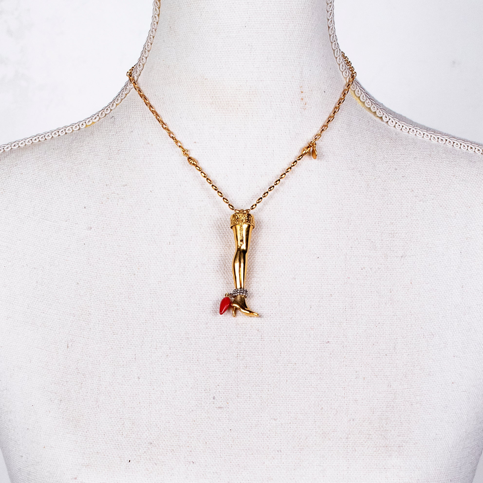 NK 26g13 golden Leg Necklace