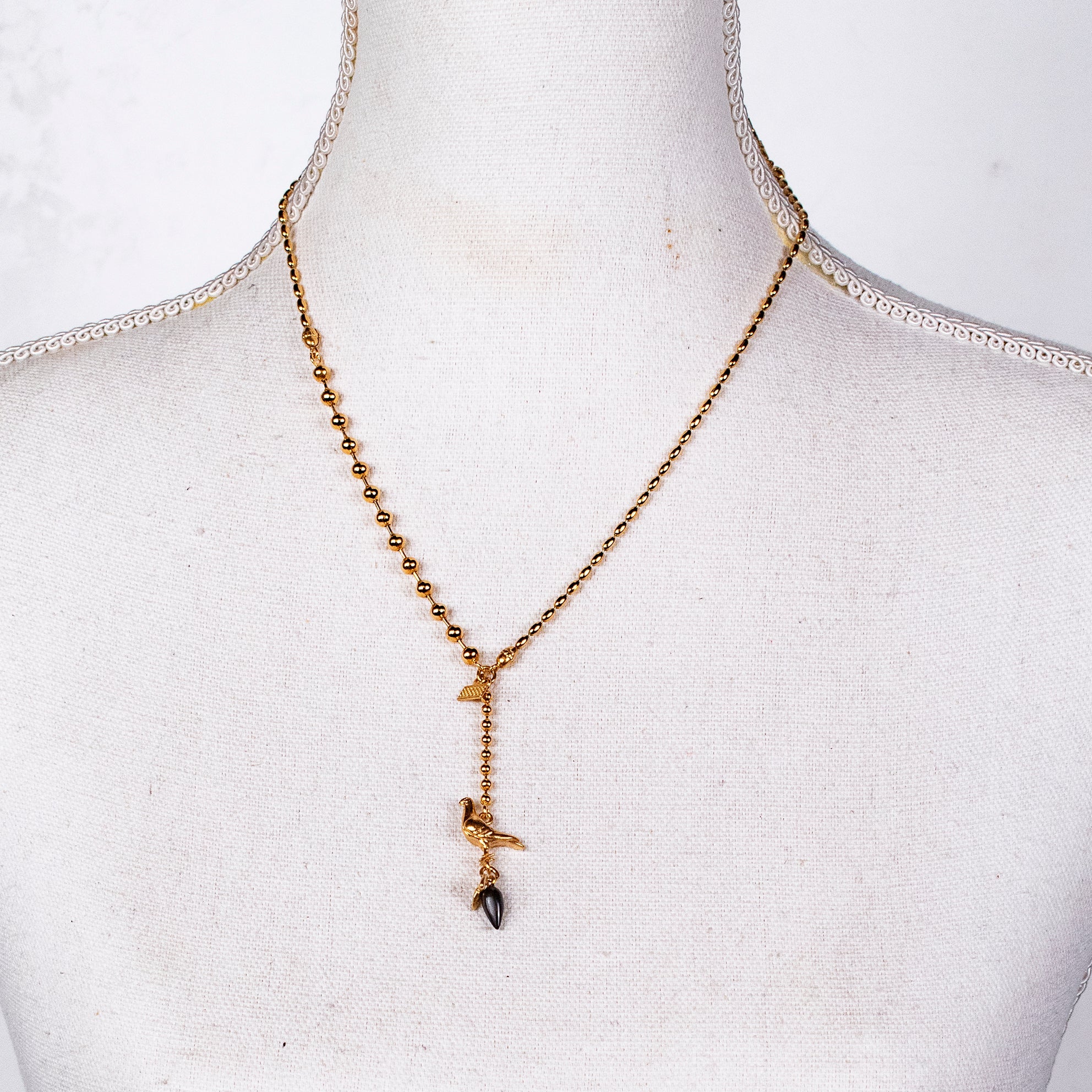 NK 26g18-S Dove Necklace Short black drop