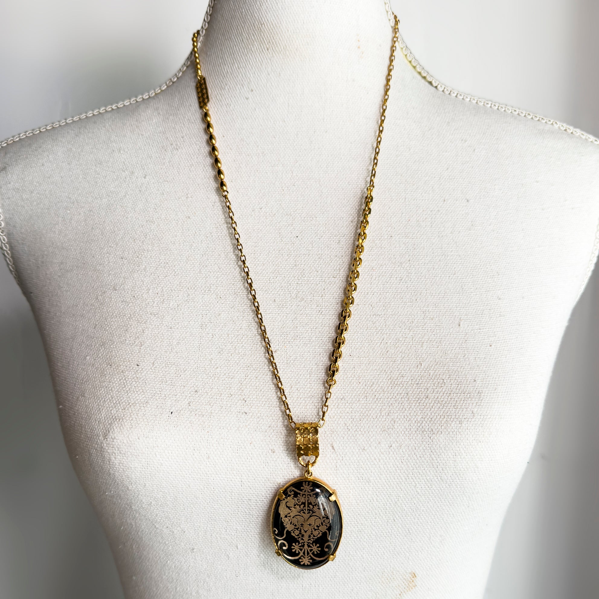 P 25g11B Black Intaglio Pendant
