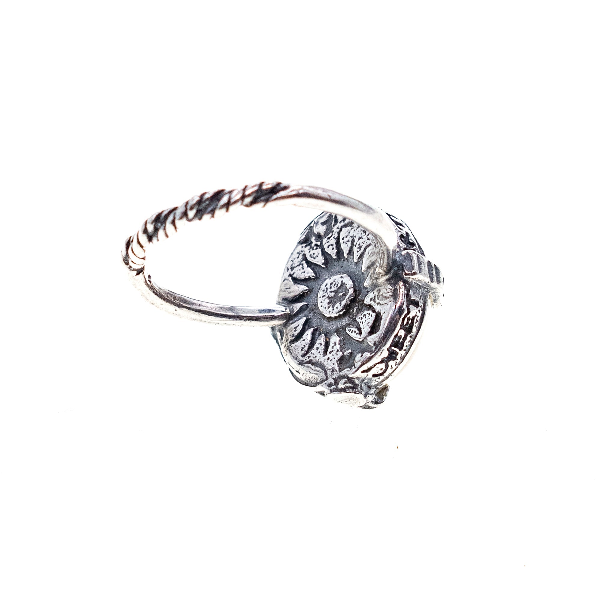 R 25h02A Mother of pearl heart ring