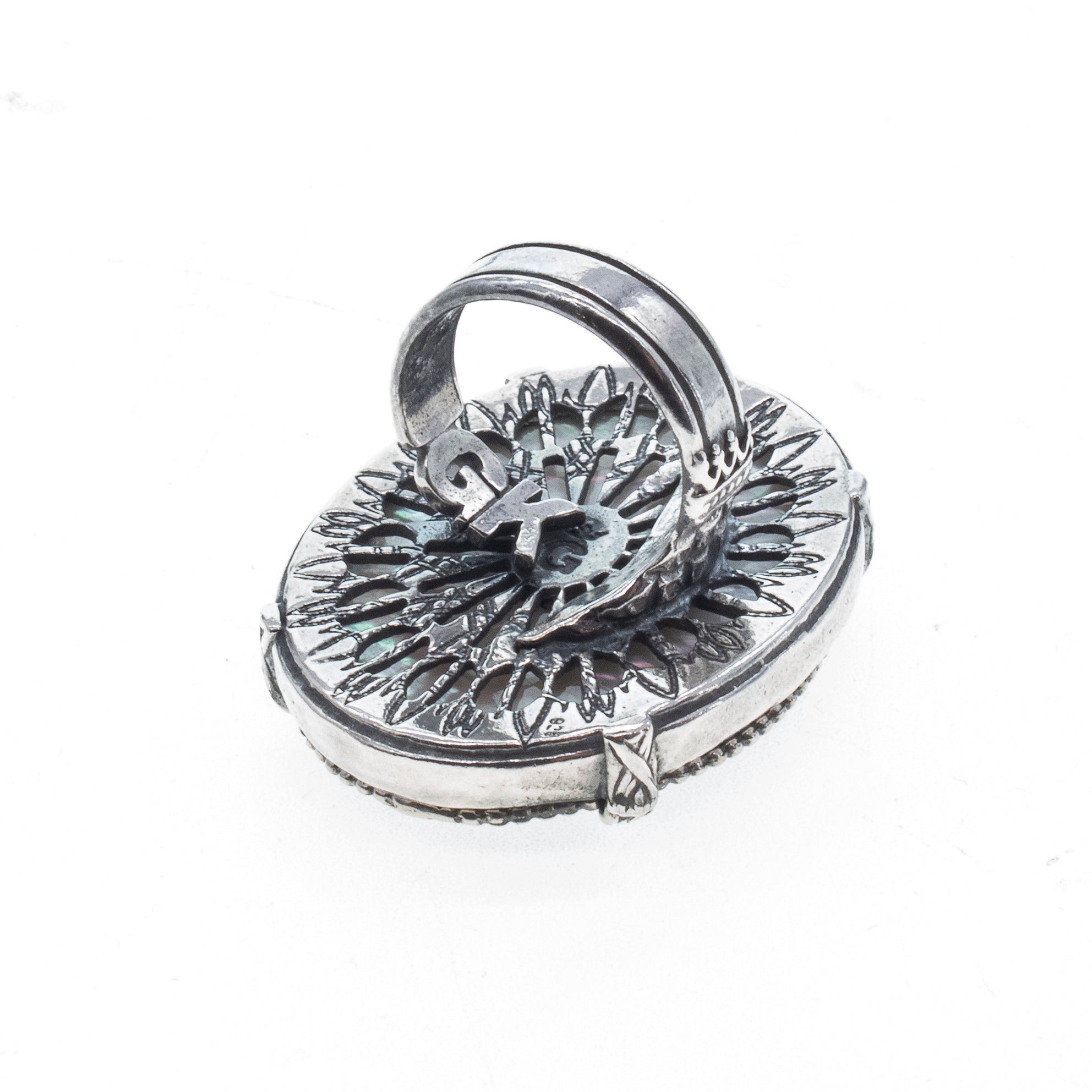 R 26a02 Fleur-de-lis Oval Statement Ring