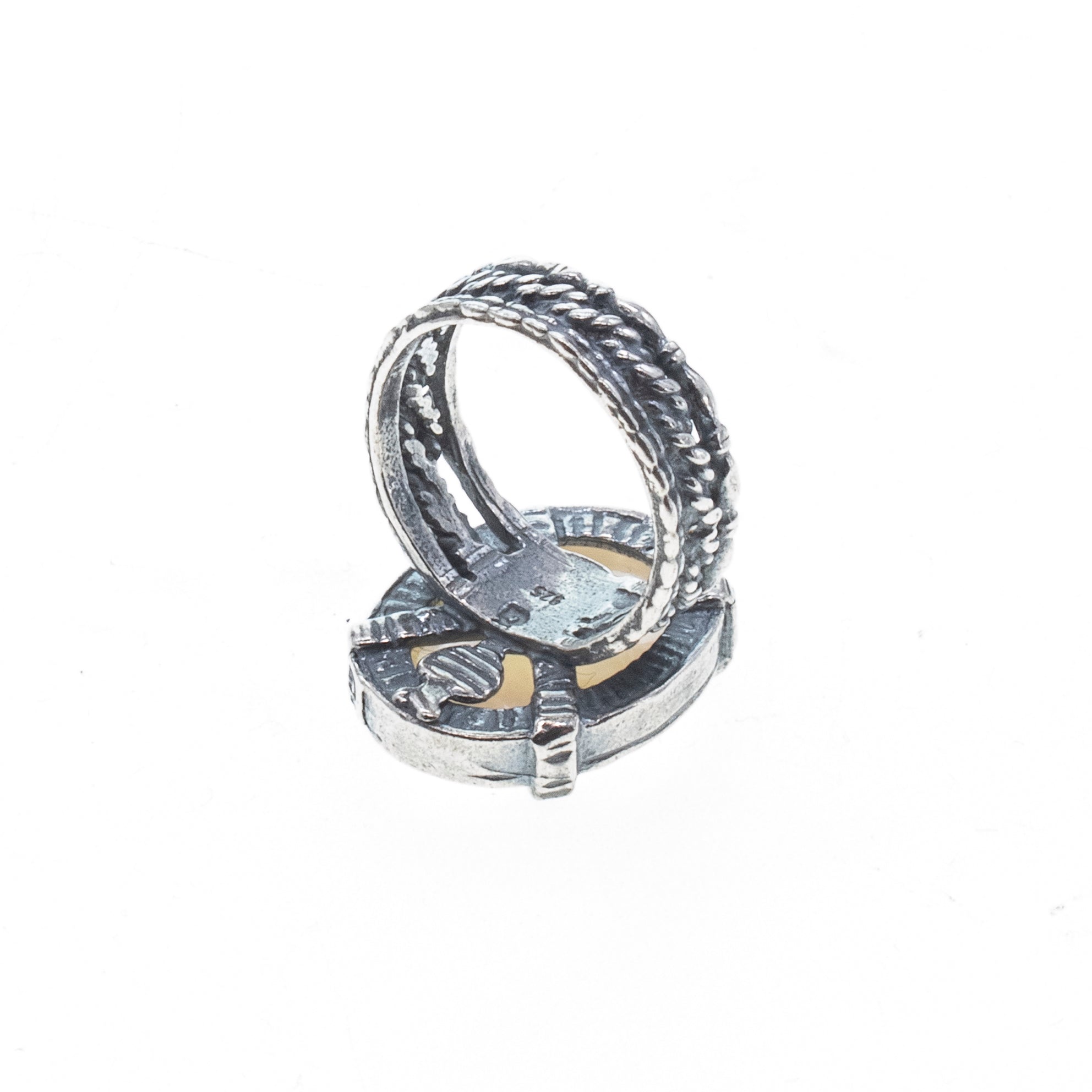 R 26a08A white mother of pearl Fox Cameo Ring