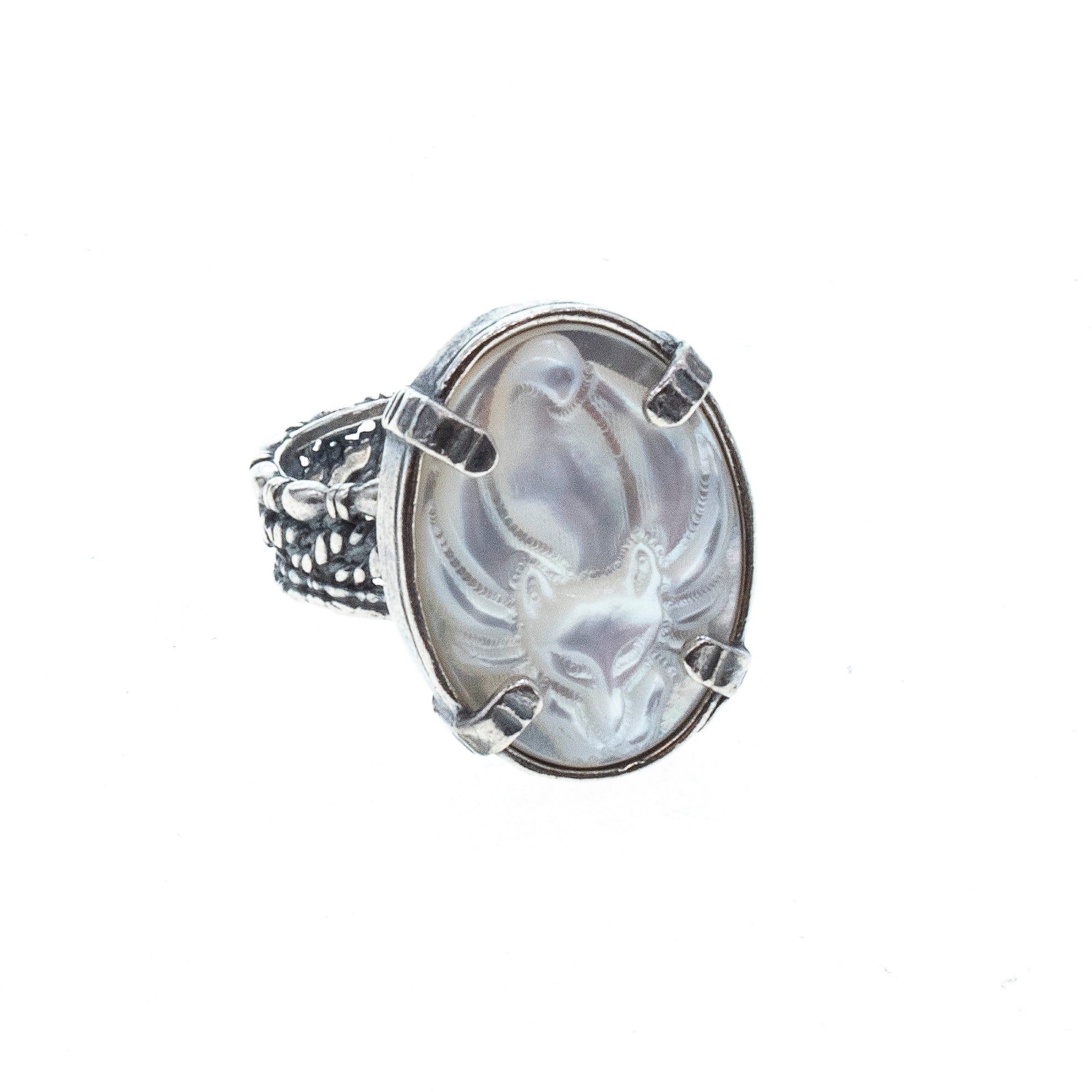 R 26a08A white mother of pearl Fox Cameo Ring