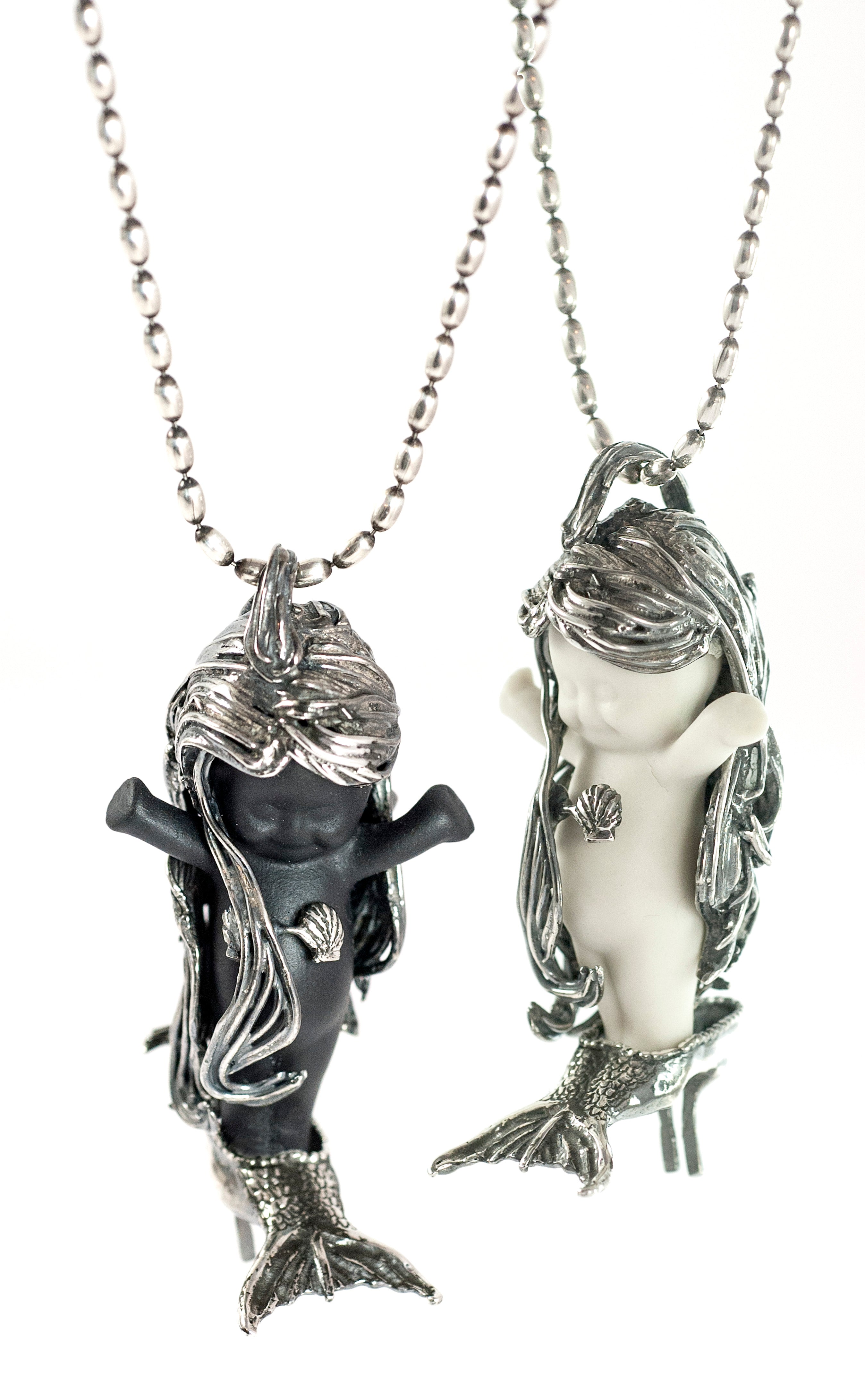 BS29A Happy Baby "Flipper" white and silver Necklace