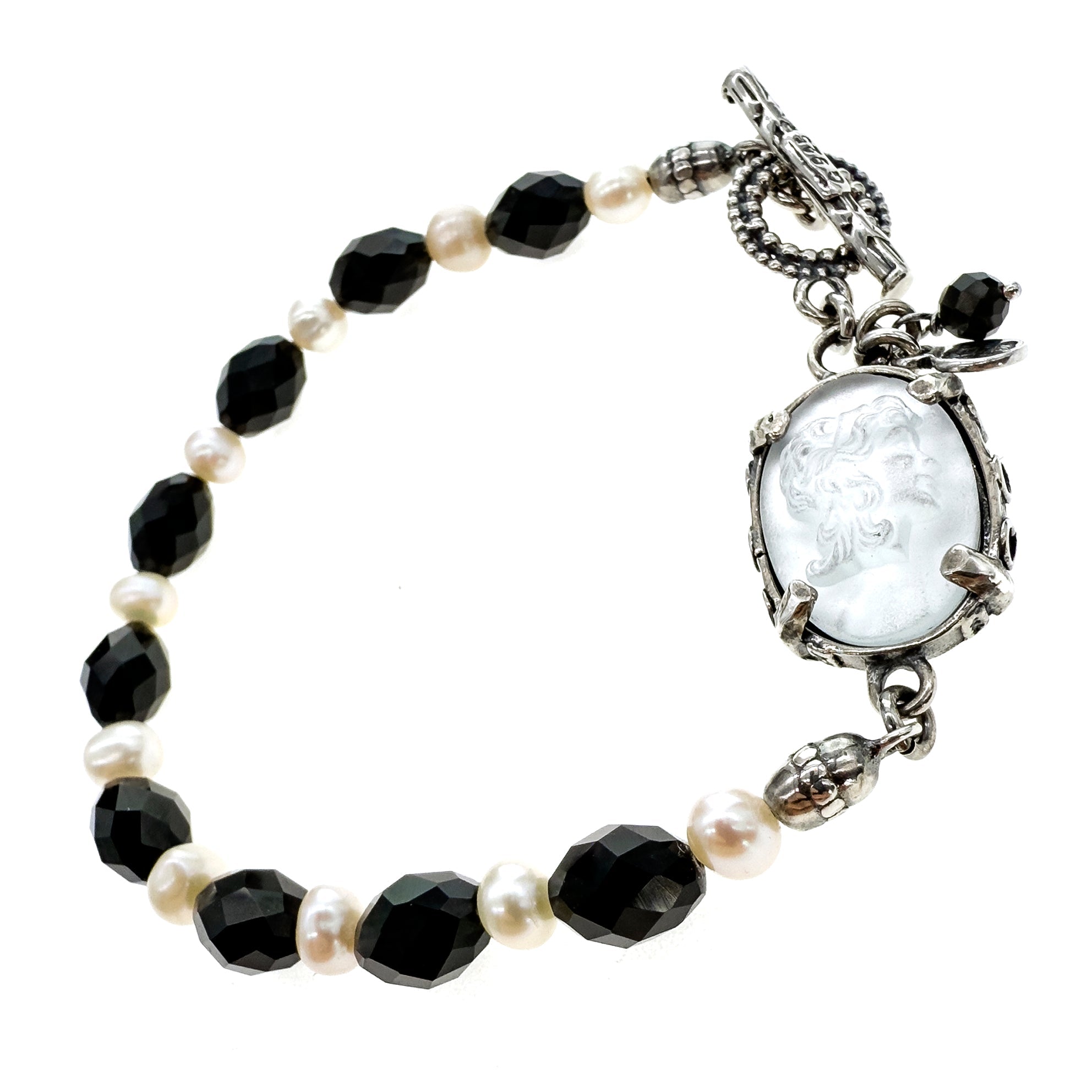 B 25b04 A White Cameo Beaded Bracelet