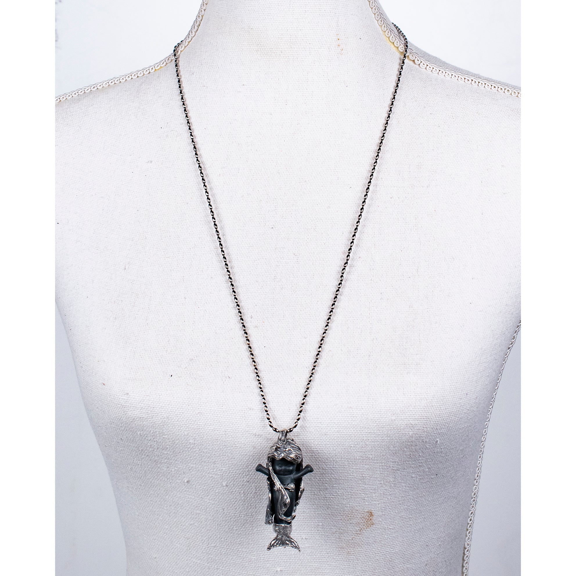 BS29B Happy Baby "Flipper" Black and silver Necklace