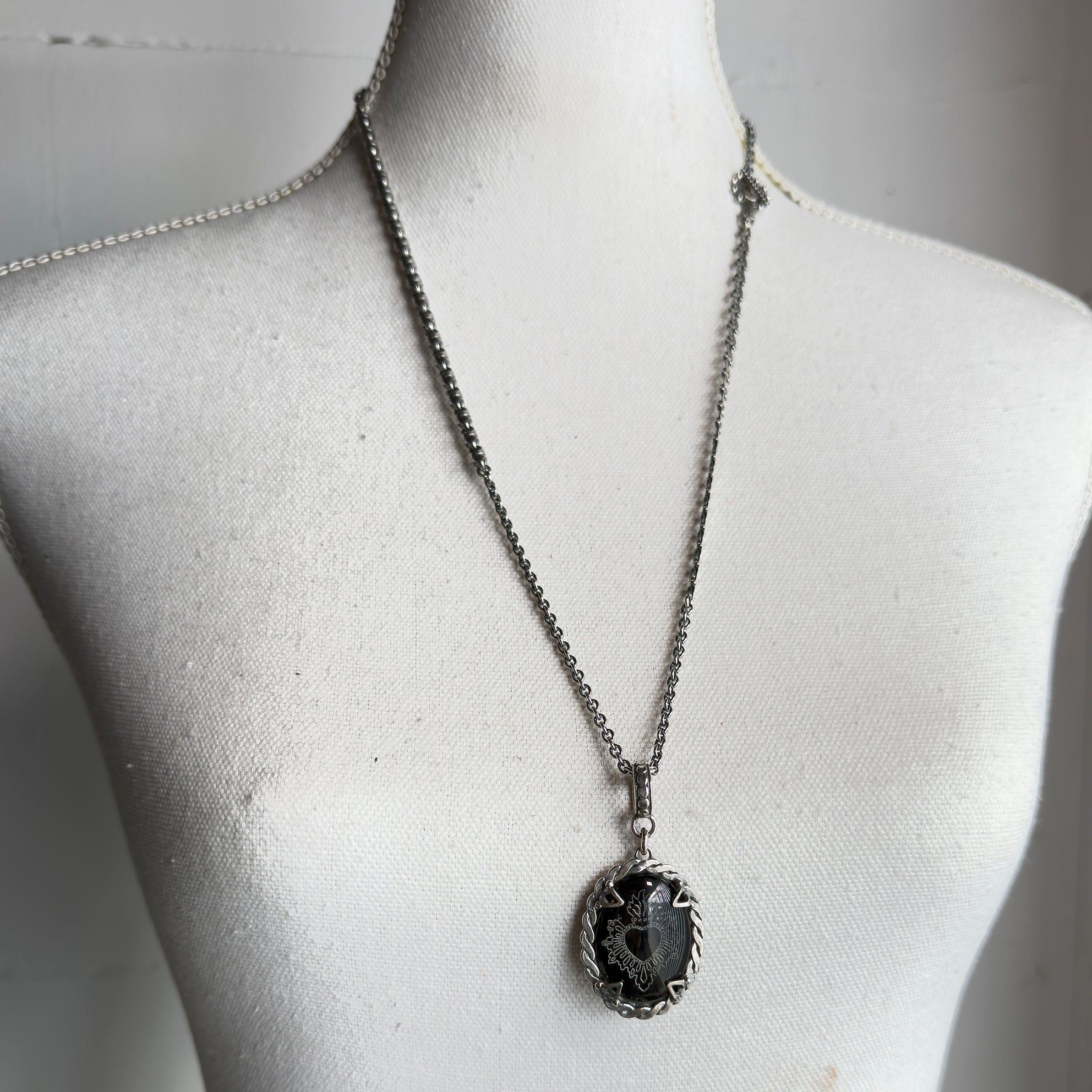 P 25e02B Black Sacred Heart Pendant