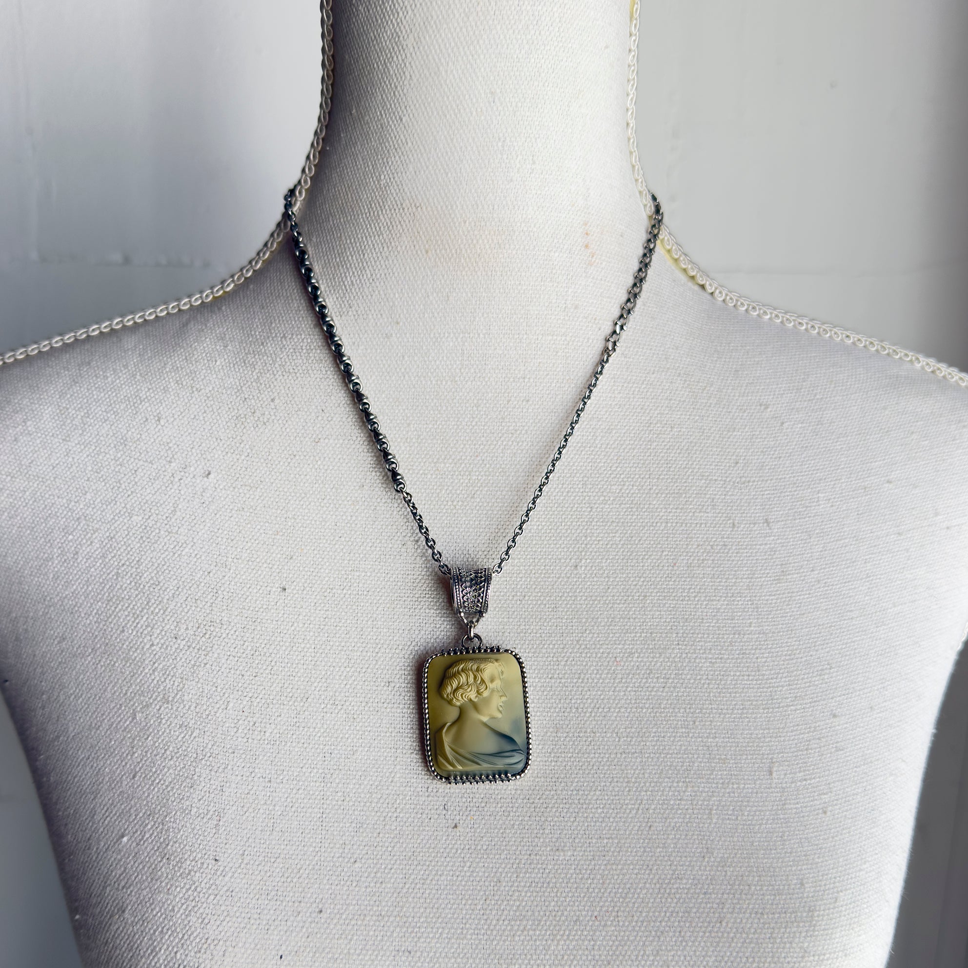 P 25e01A Green Vintage Glass Cameo Pendant