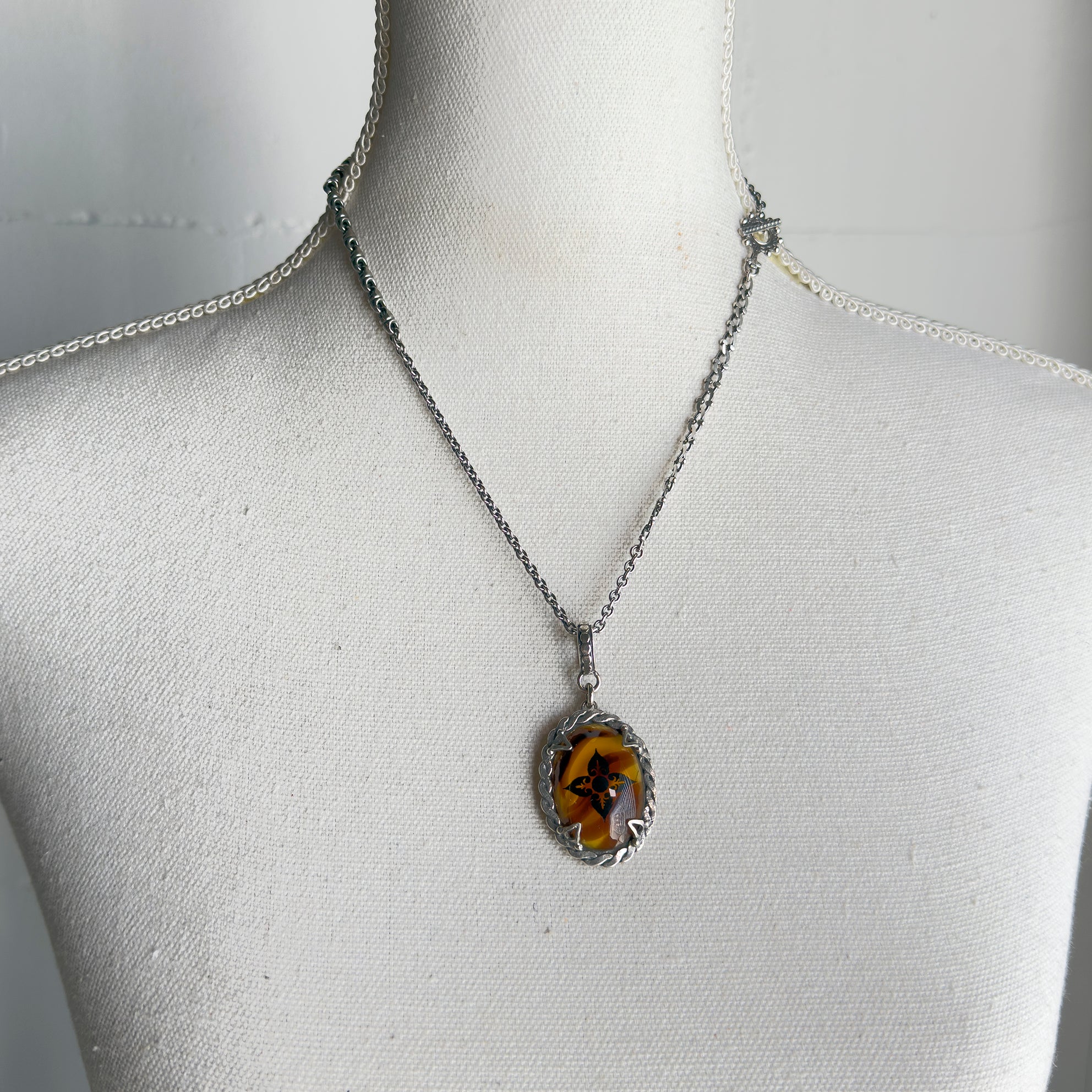P 25e04 Amber Floral Pendant