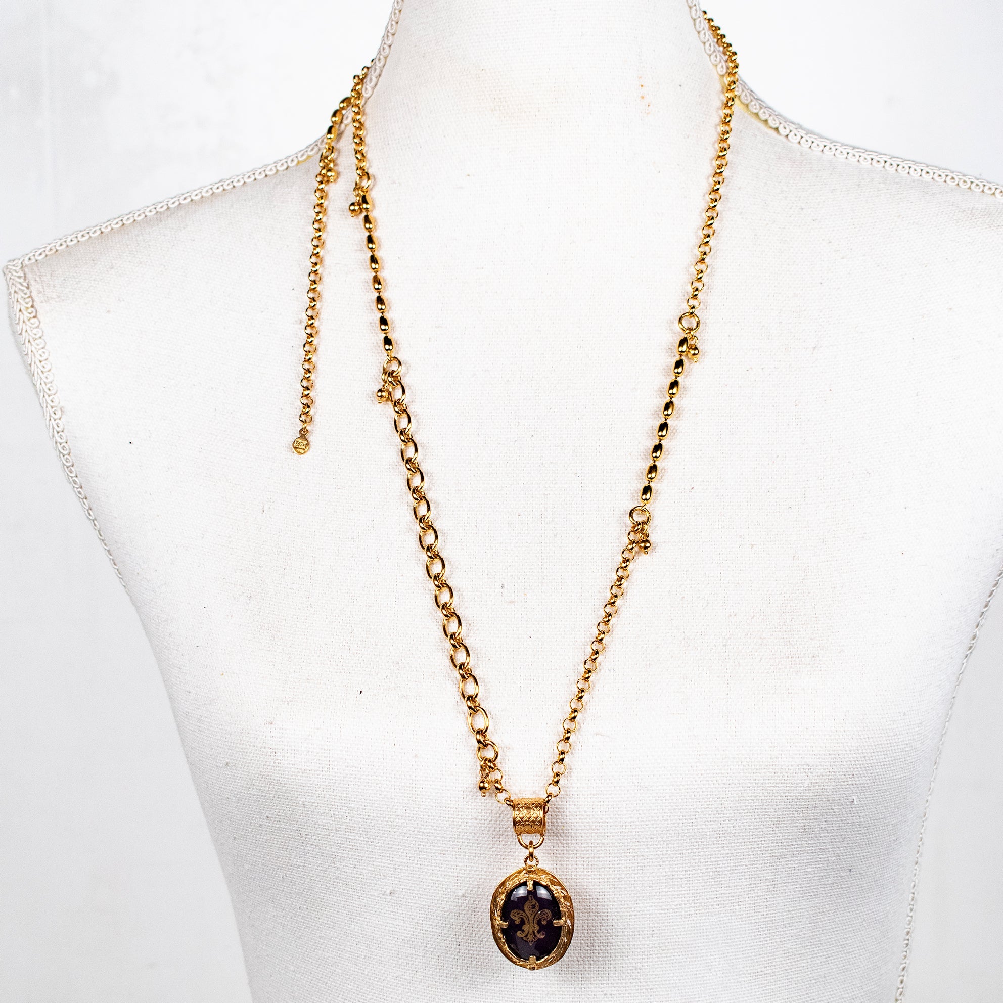 P 26g04 Fleur-de-lis pendant