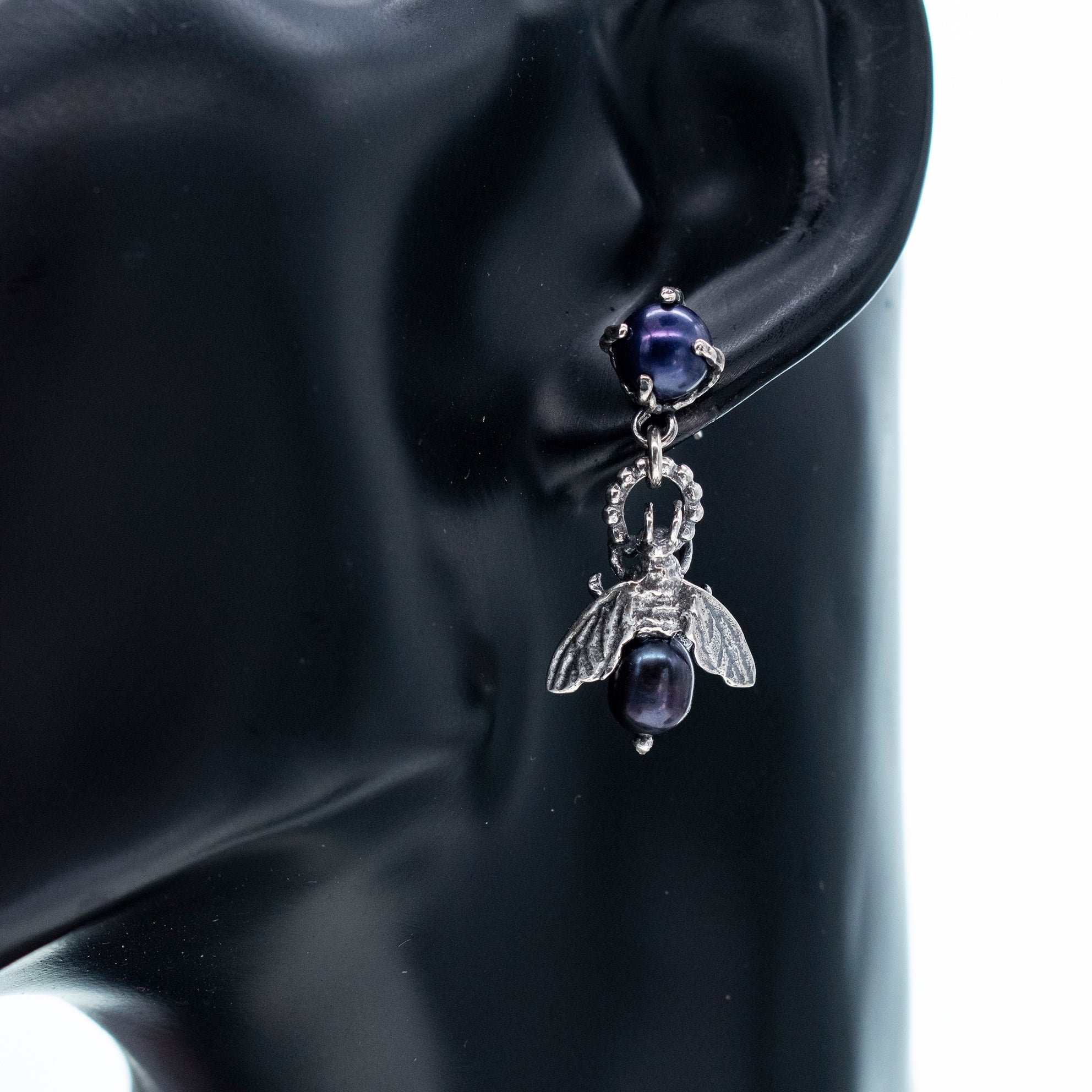 E 24d13B bee my honey earrings black