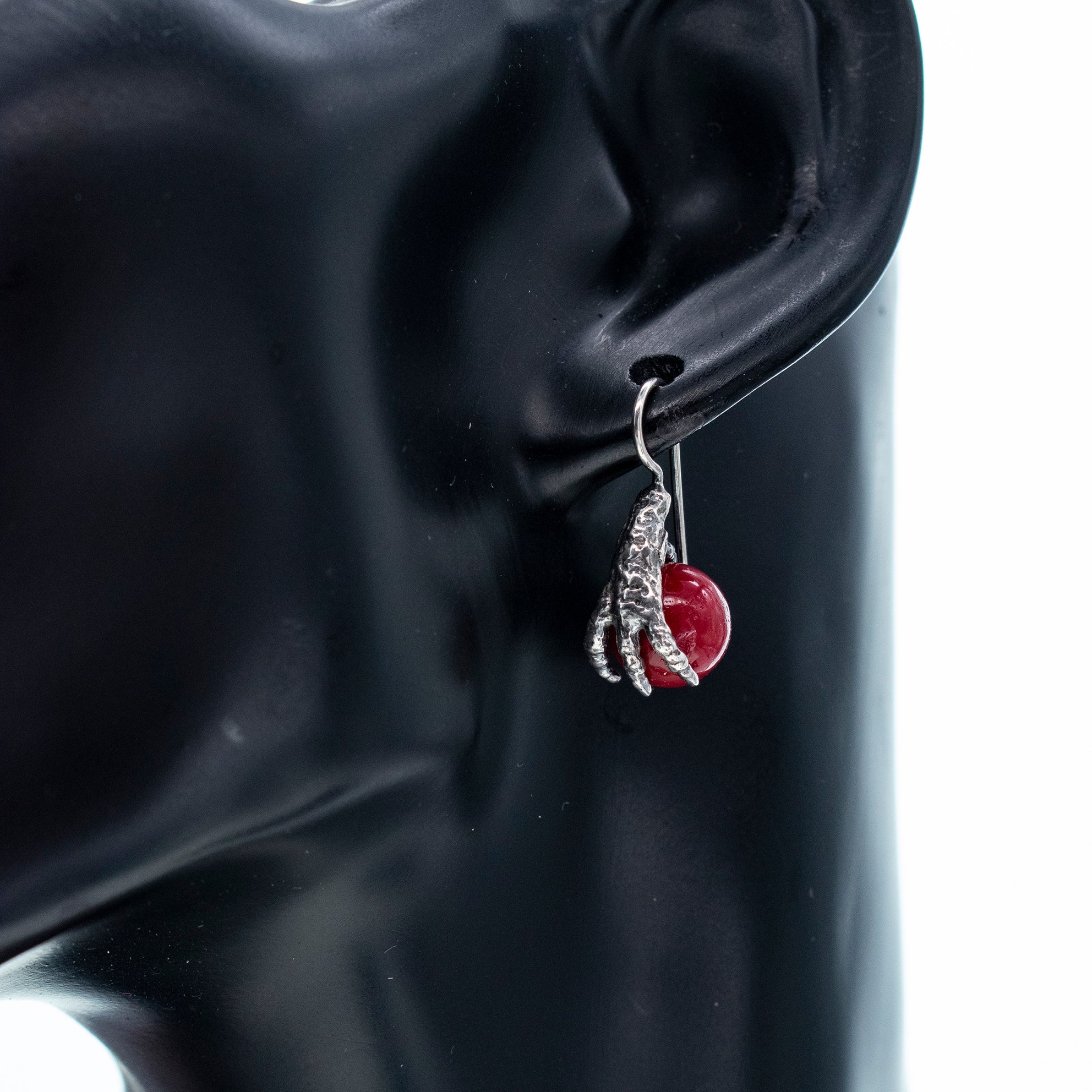 E 24d14C claw earrings red