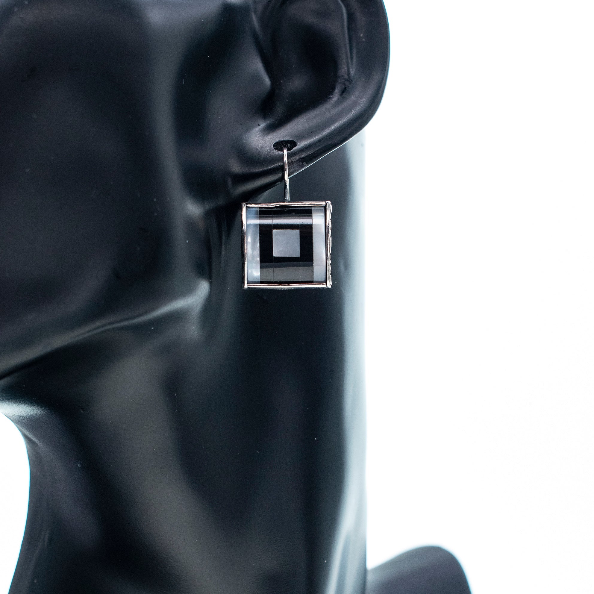 E 25b06 Black and White Geometric Earrings