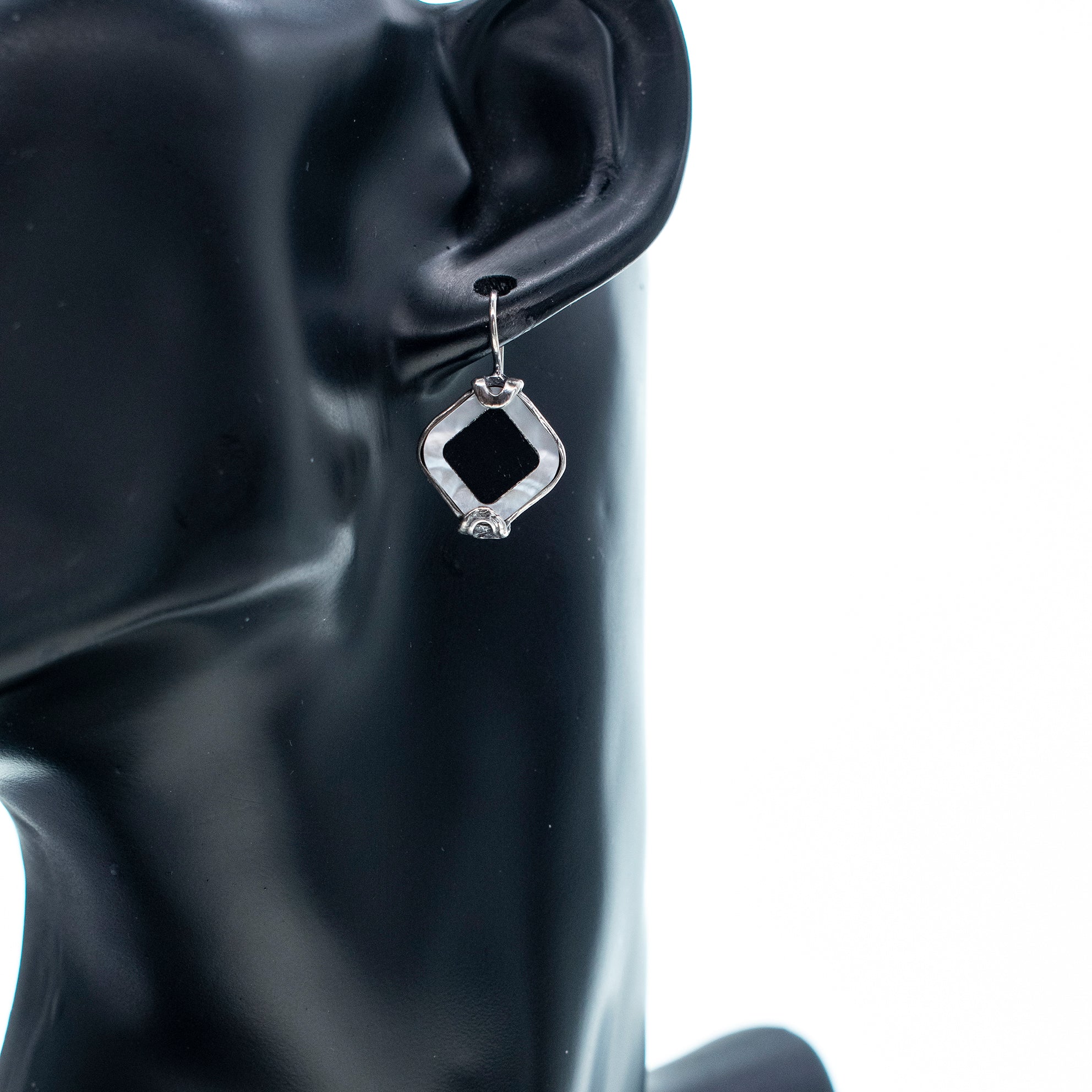 E 25b09 Black and White Diamond-shape Earrings