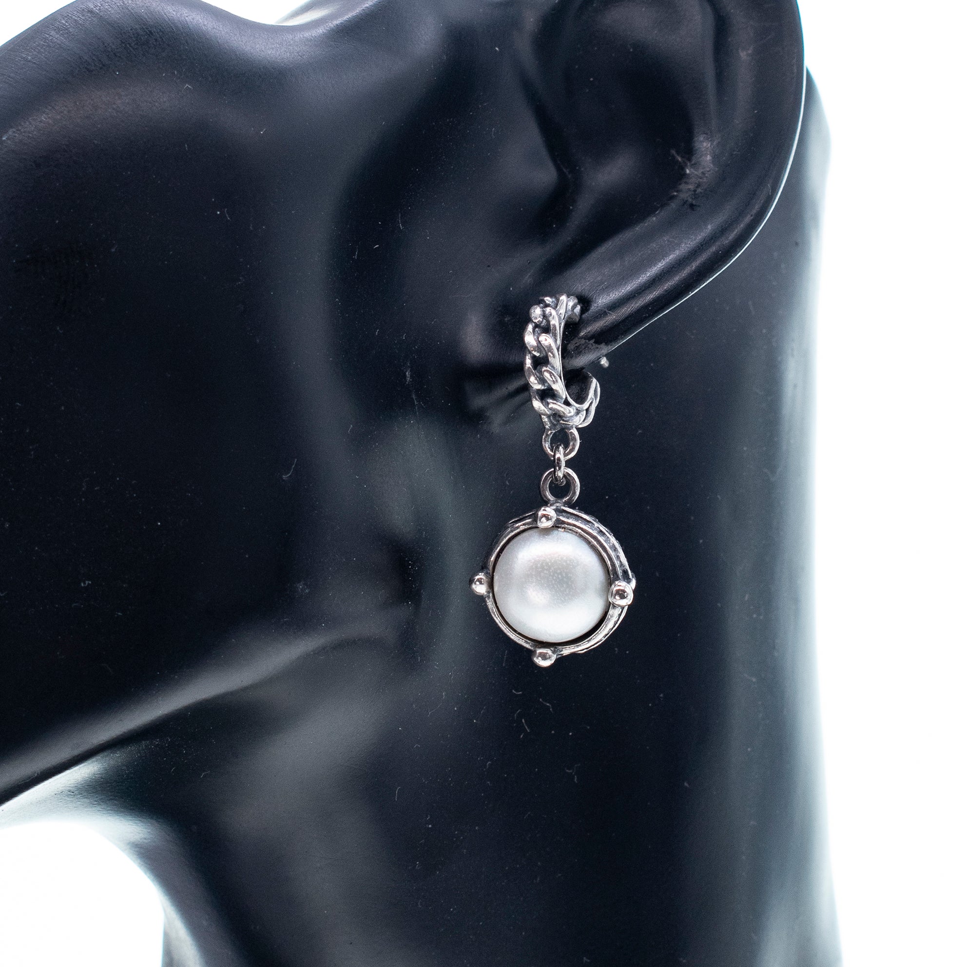 E 25f05A White Pearl Earrings