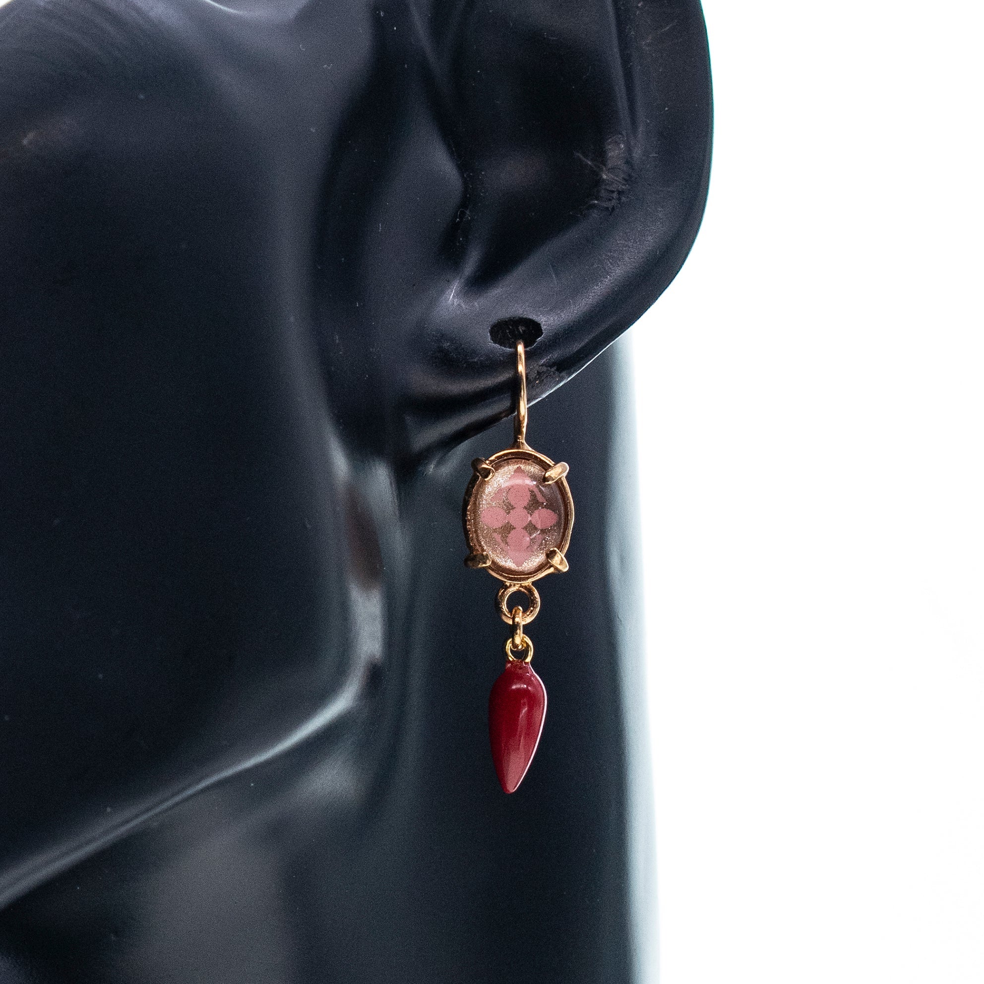 E 25g28C pink Intaglio Glass Drop Earrings