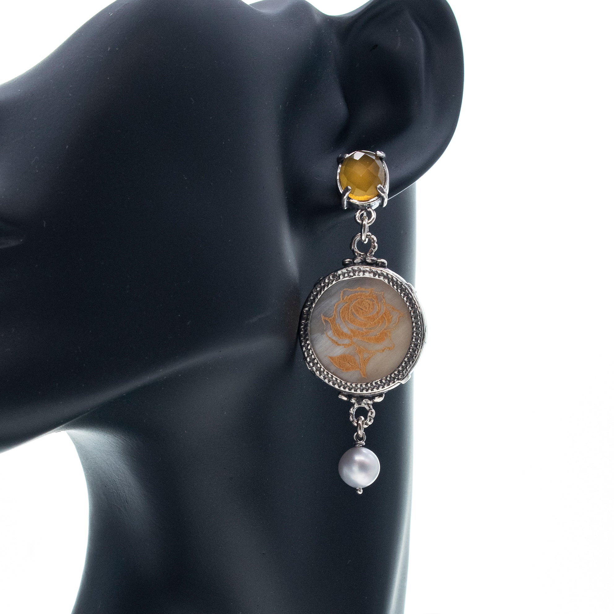 E 25h01A Rose earrings beige
