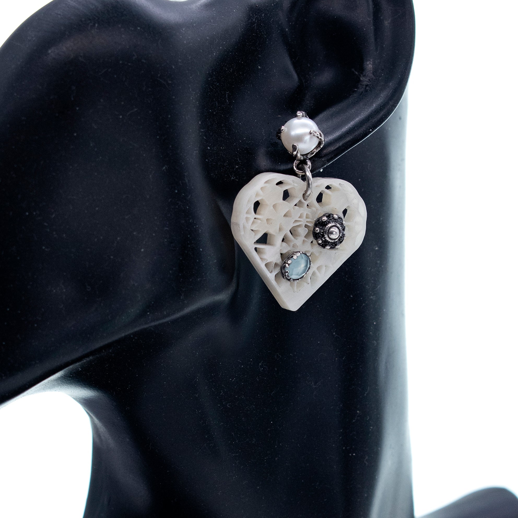 E 25h02A white Heart earrings