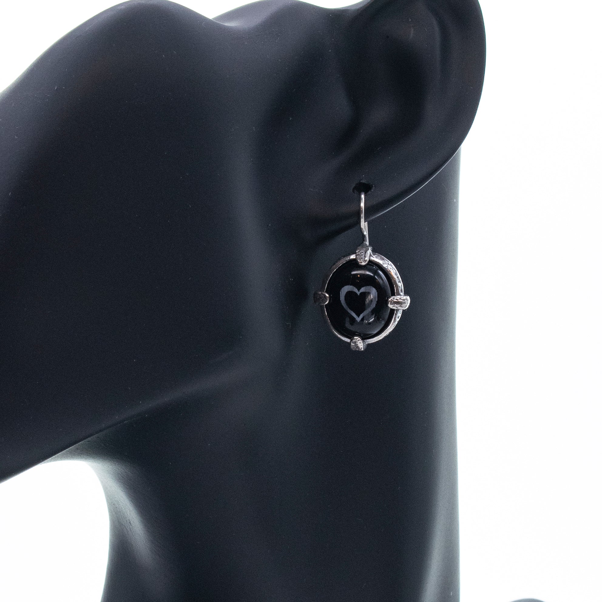 E 25h03B onyx Heart earrings