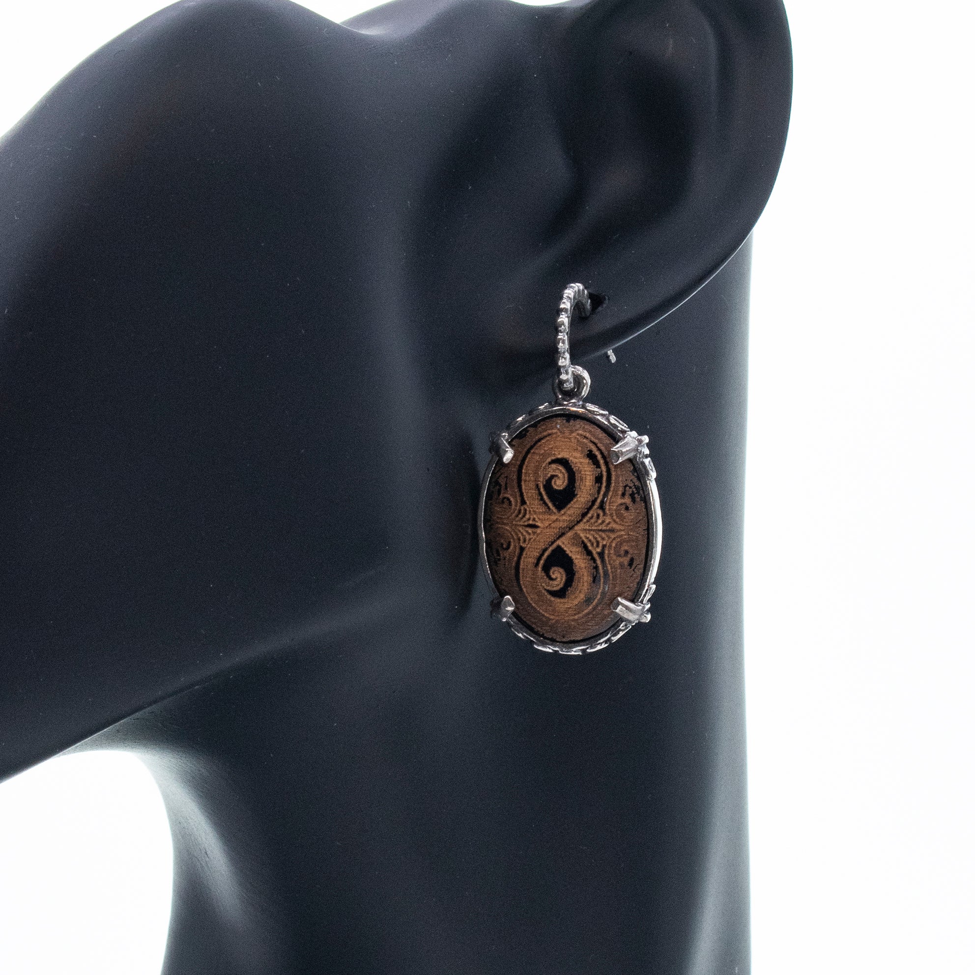 E 25h04B black horn infinity earrings