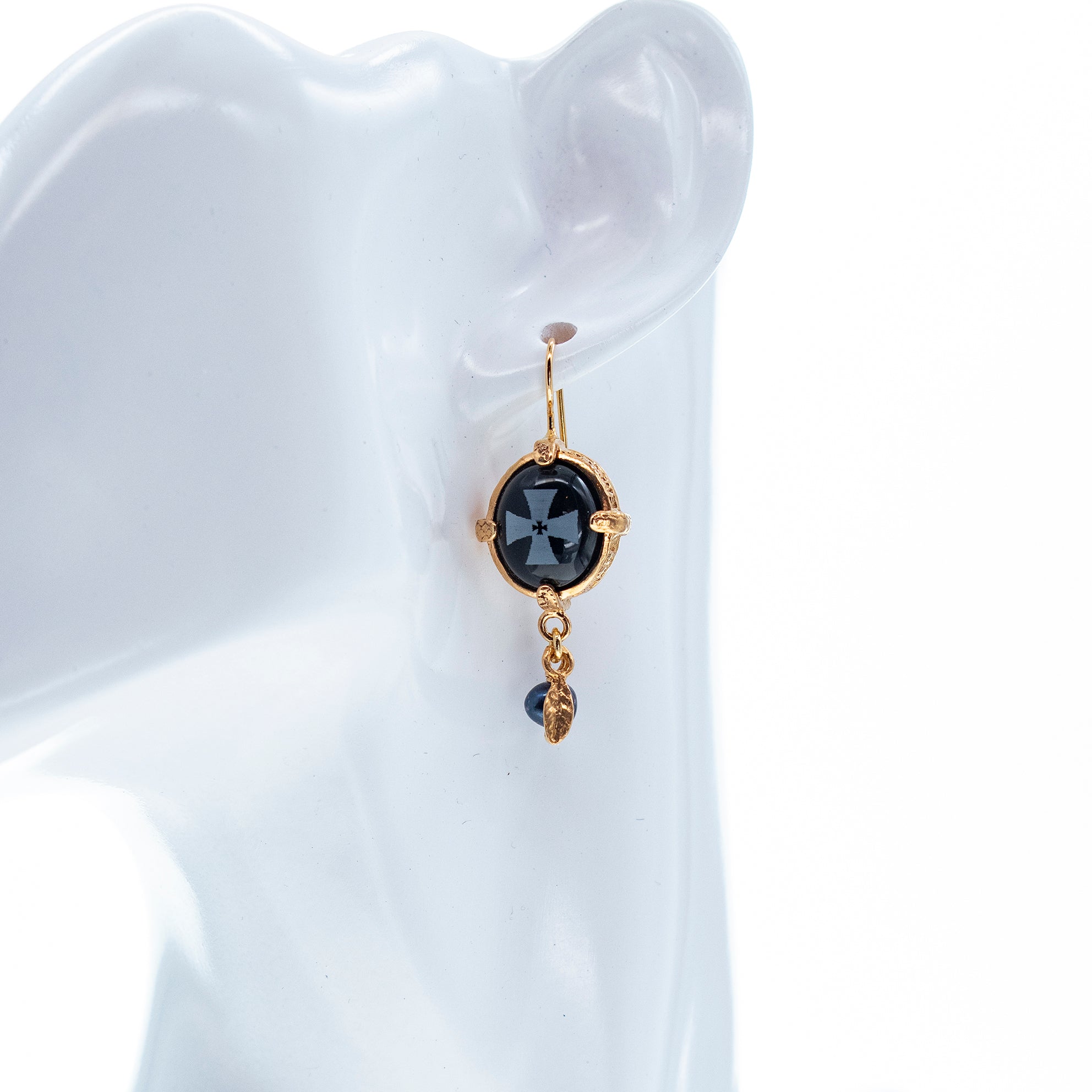 E 26g01 black onyx maltese cross earrings