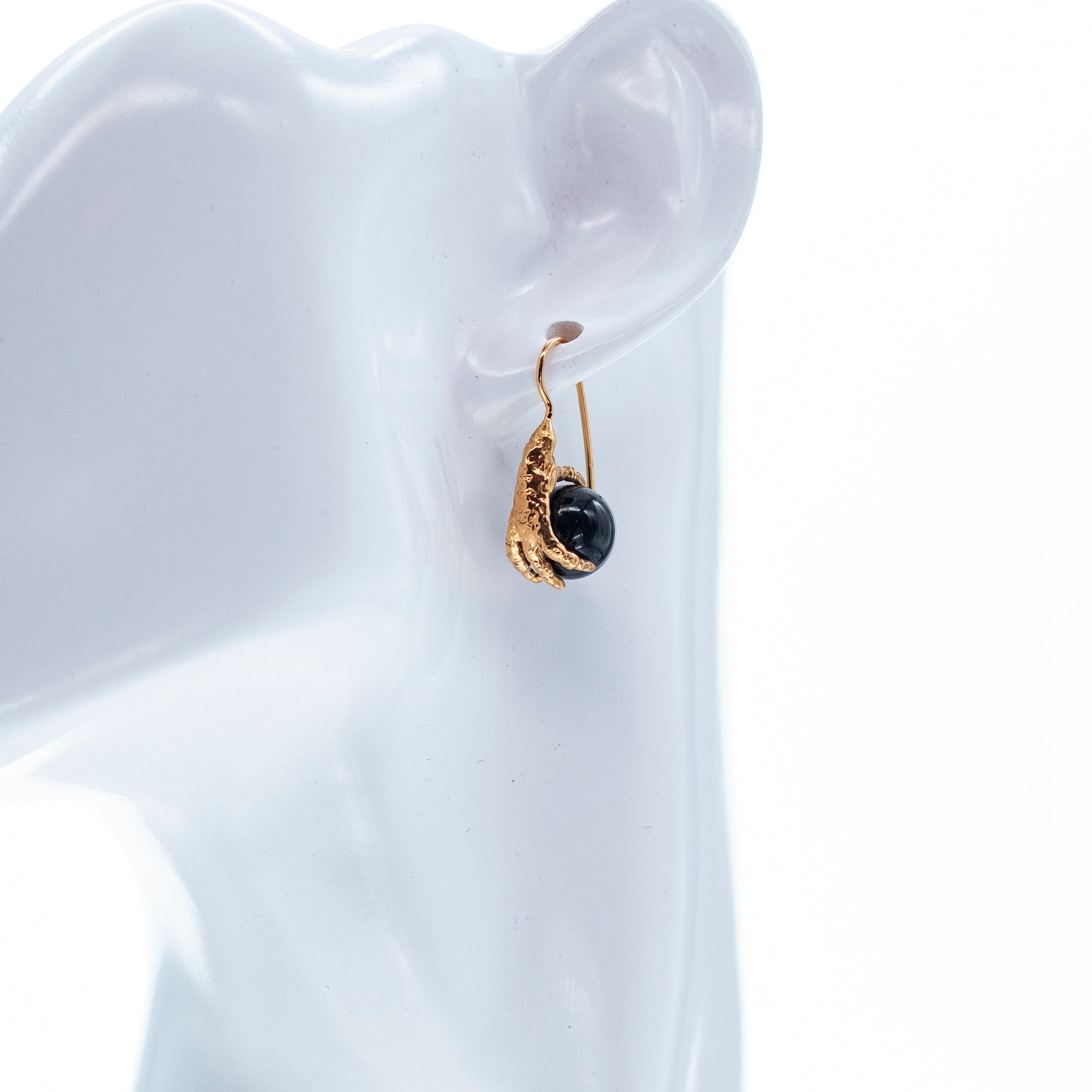 E 26g02 Black onyx Claw Earrings