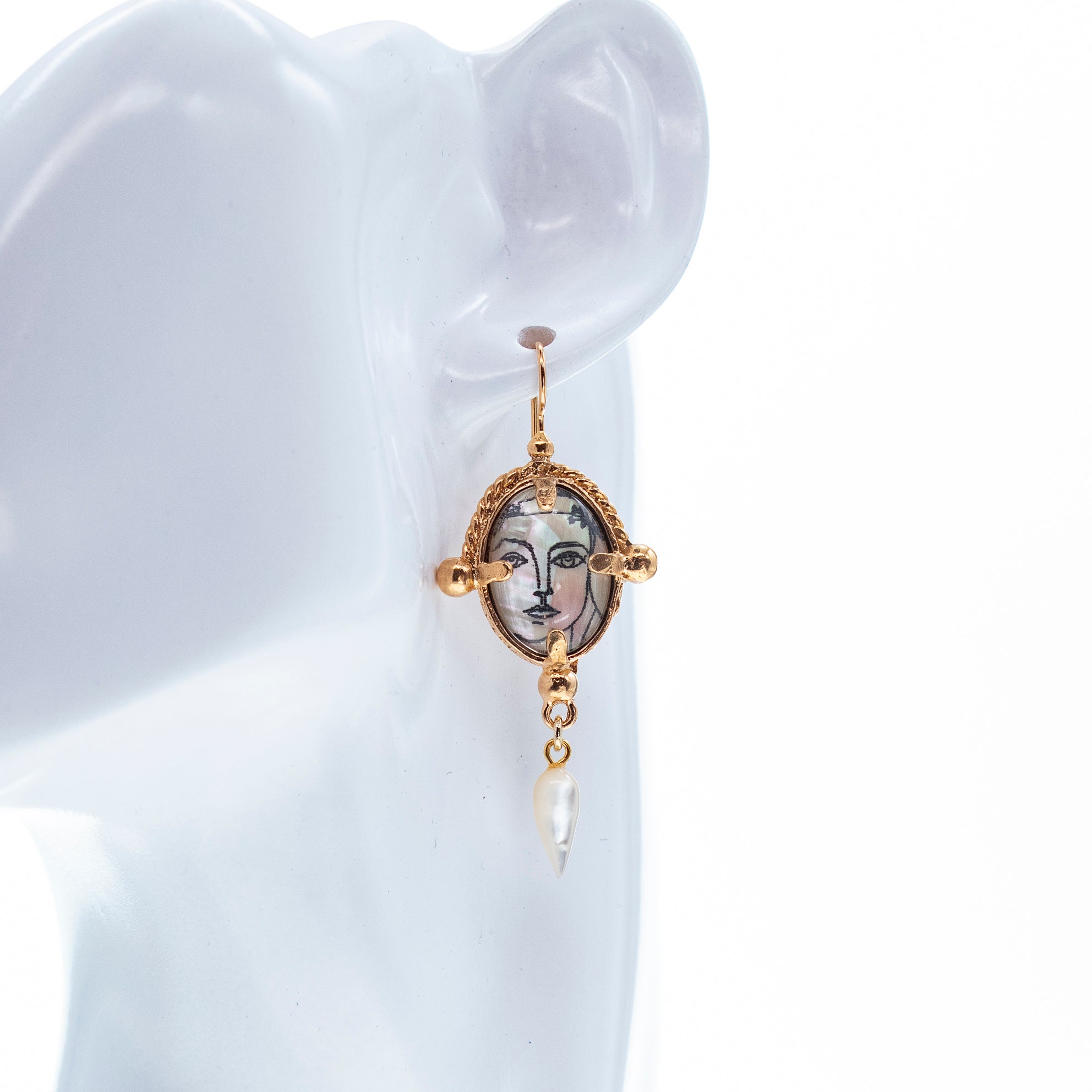 E 26g06 Picasso Mother of Pearl Earrings