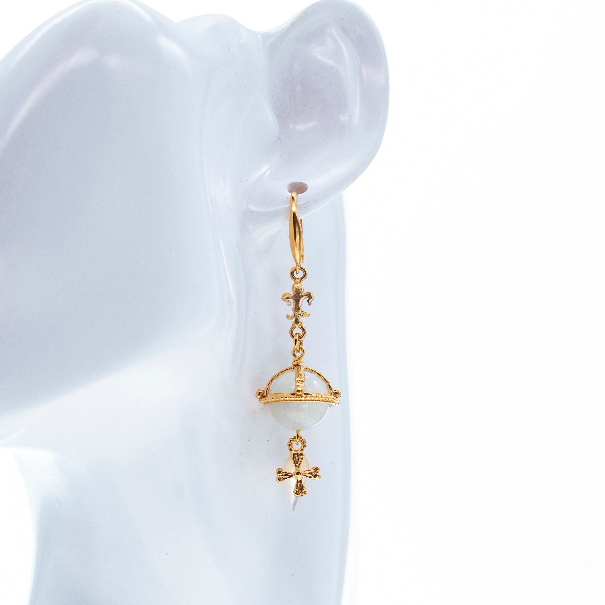 E 26g08 White Royal Orb earrings
