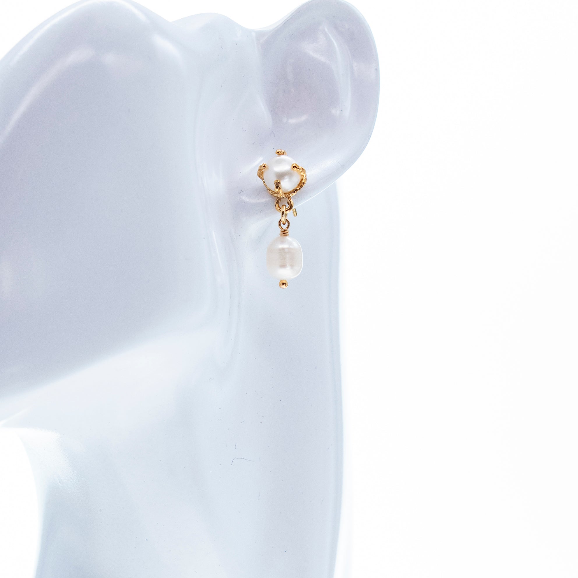 E 26g11 White pearl bee my honey earrings