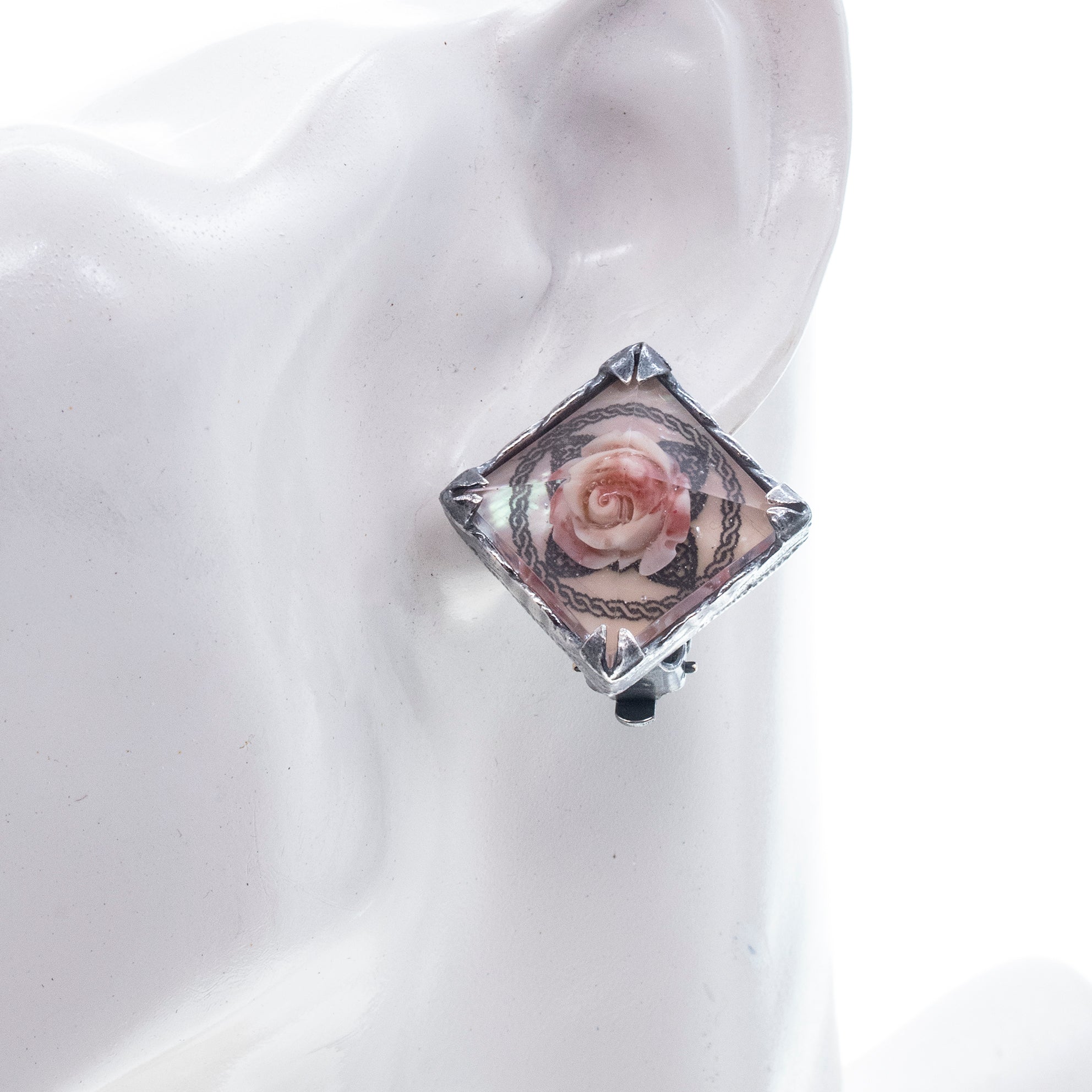 EC 26a30 Pyramid Resin Rose Ear Clips
