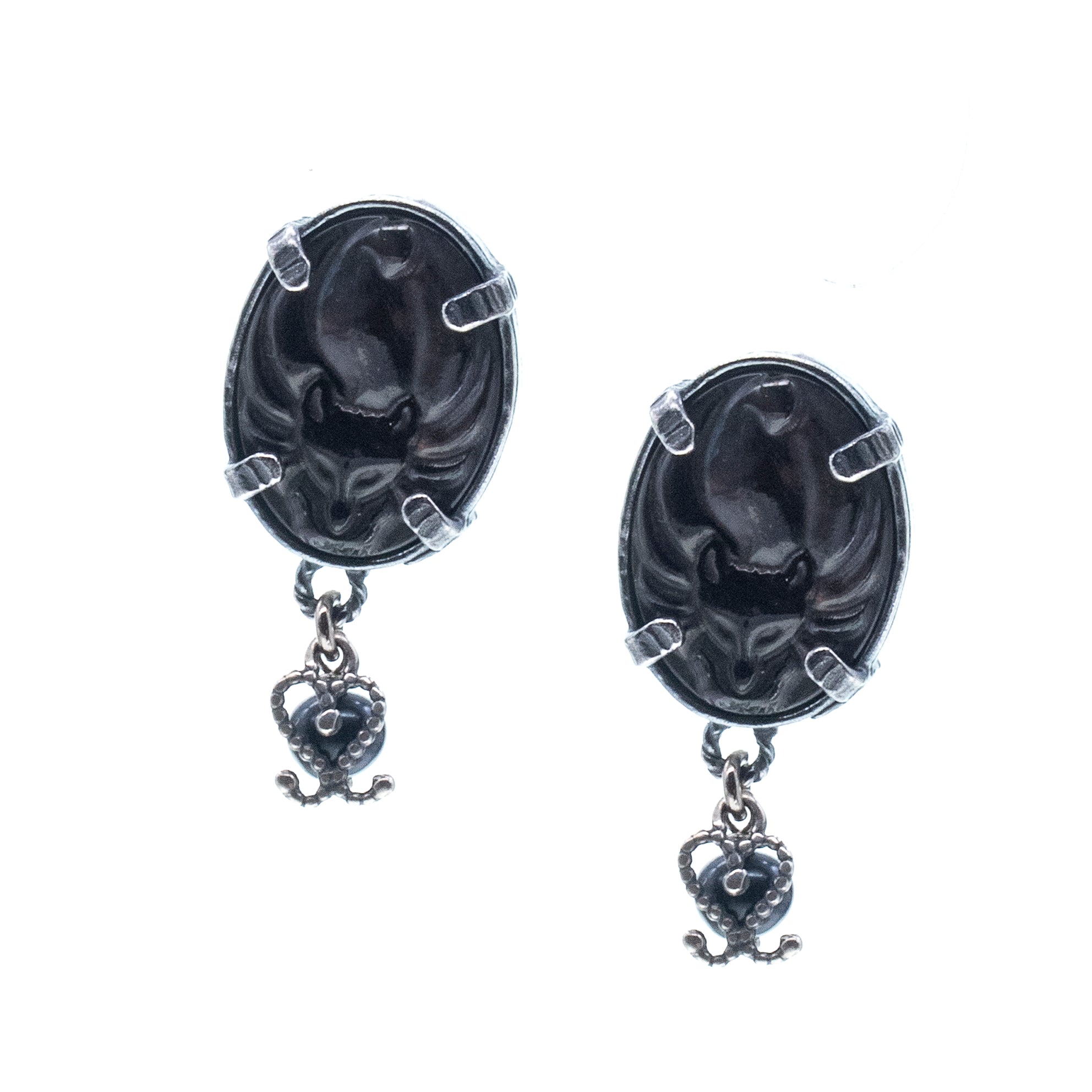 EC 26a31B Black Mother of Pearl "Fox" Cameo Ear Clips