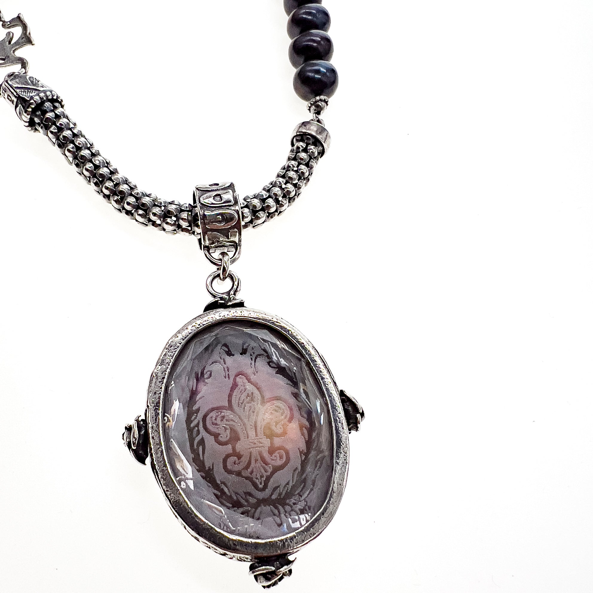 NK 24d01B black pearl cameo necklace