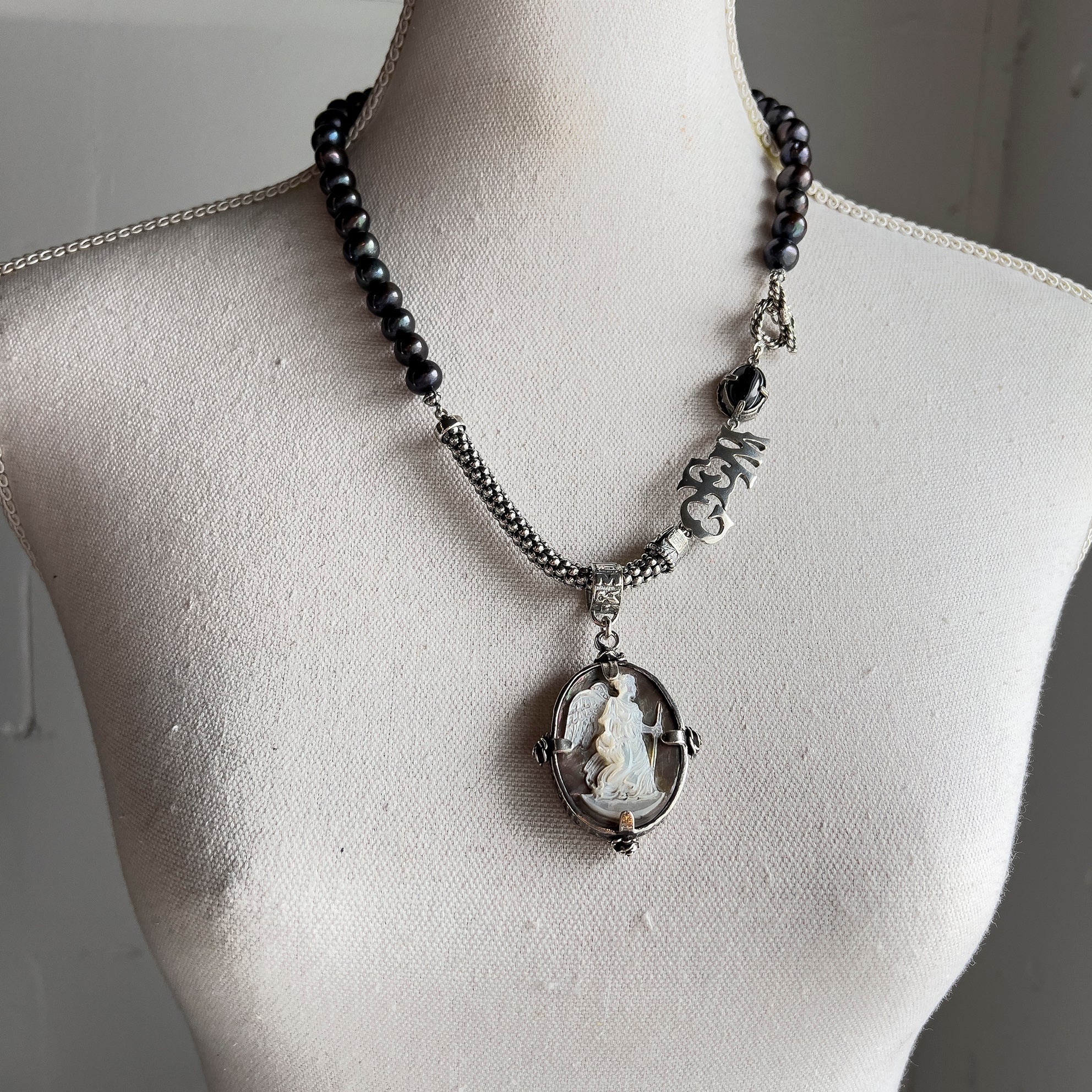 NK 24d01B black pearl cameo necklace