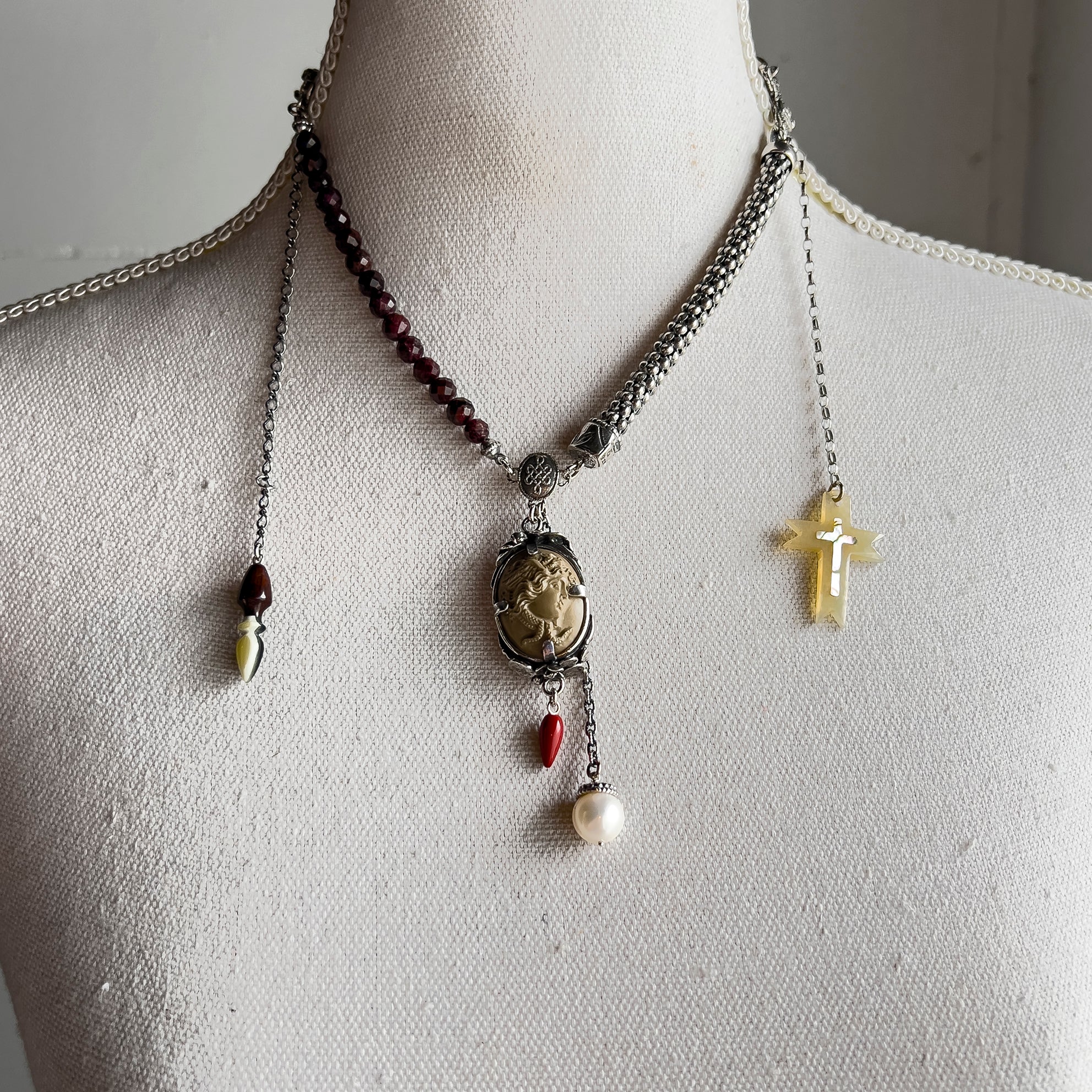 NK 24d02 Medusa Lavastone Cameo Necklace