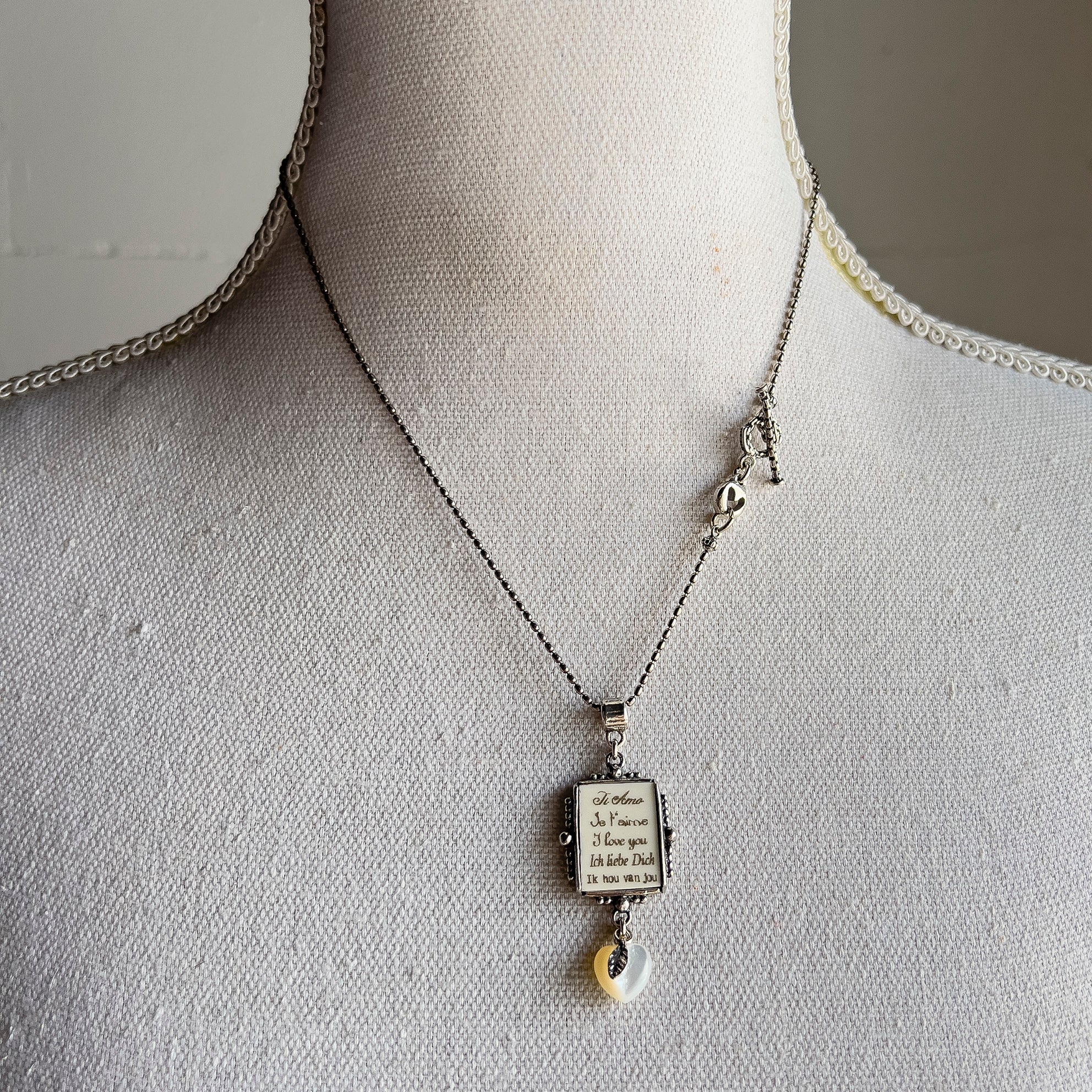 NK 24d29A white loveletter necklace