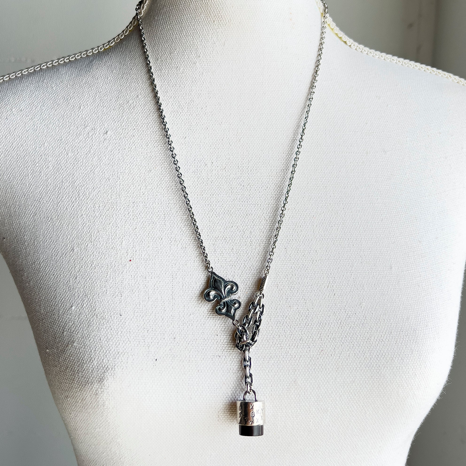 NK 24e08 rebel rebel stamp necklace