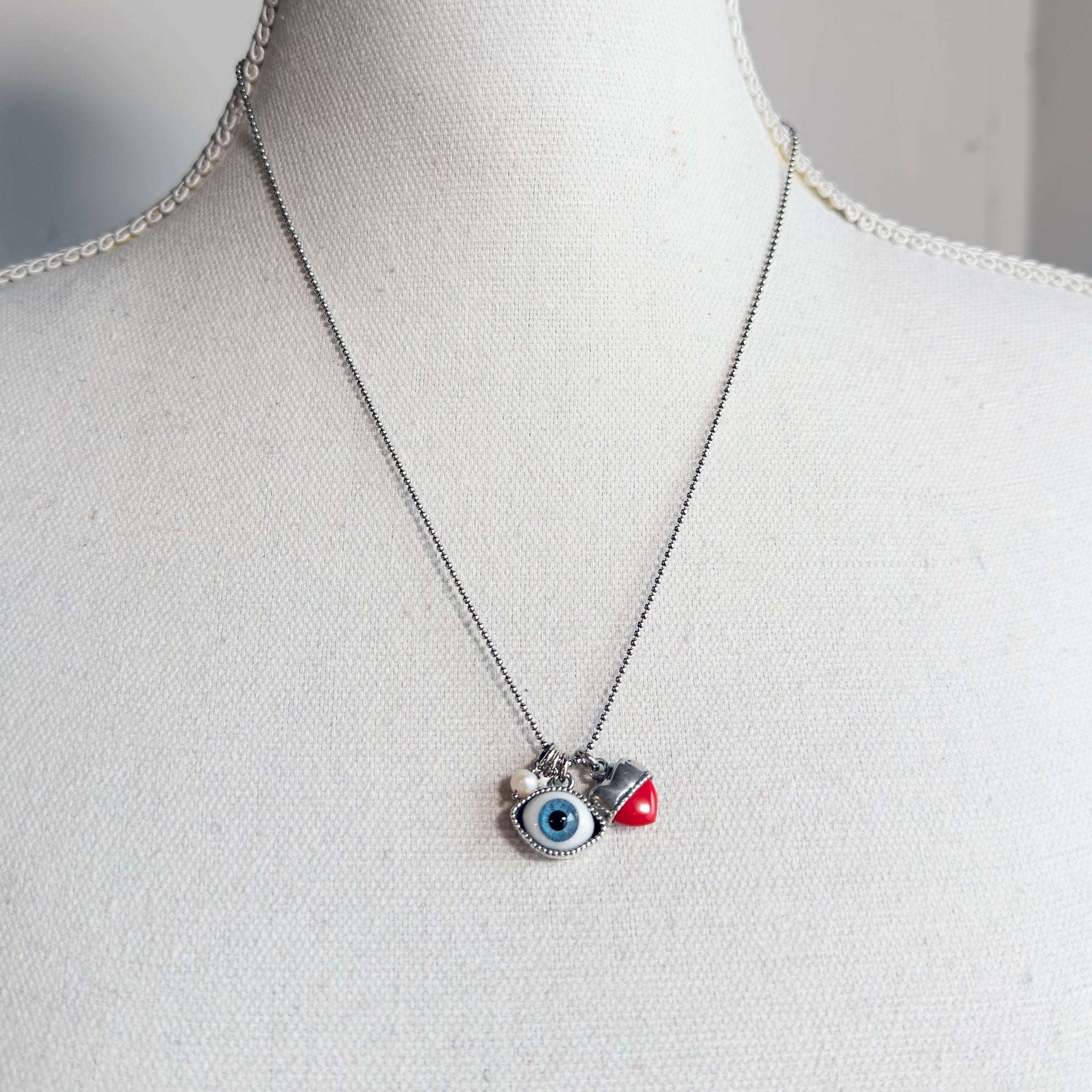 NK 25a11-SB Blue eye love you necklace short