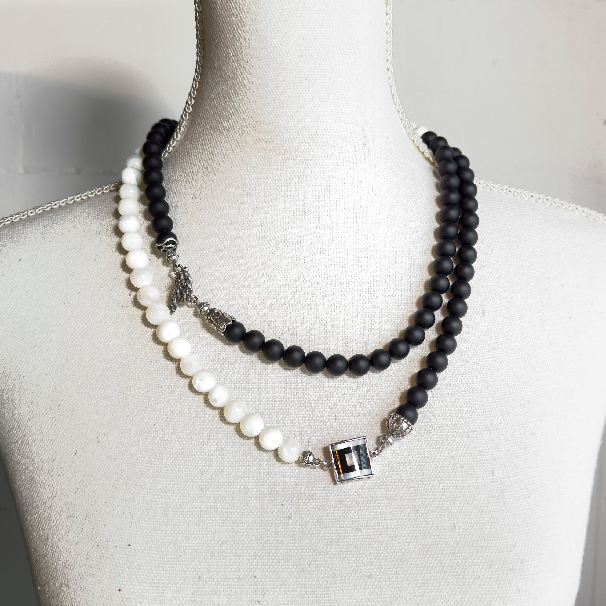 NK 25b10 Monochrome Beaded Necklace