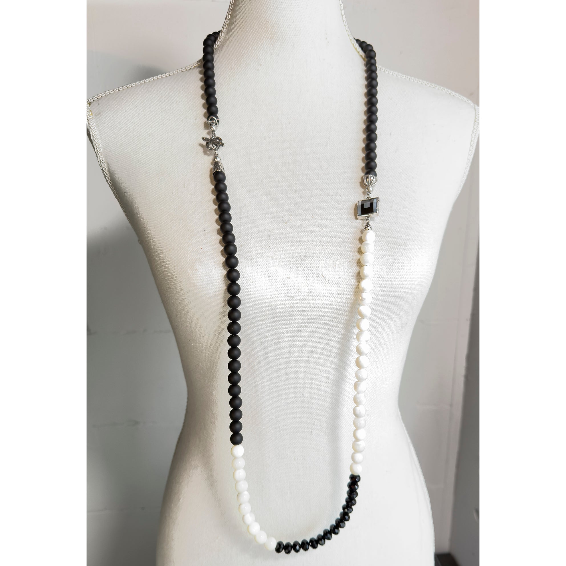 NK 25b10 Monochrome Beaded Necklace