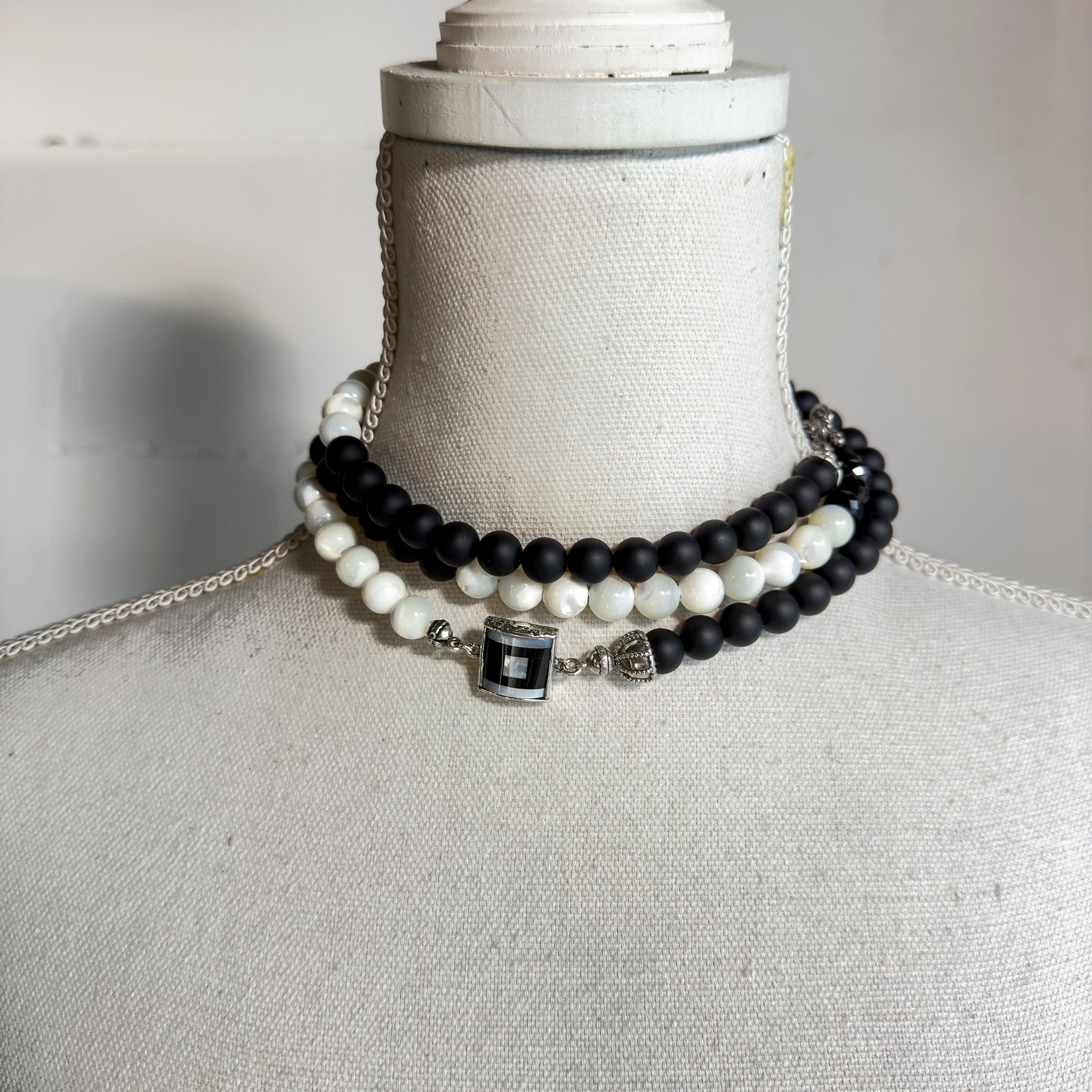 NK 25b10 Monochrome Beaded Necklace