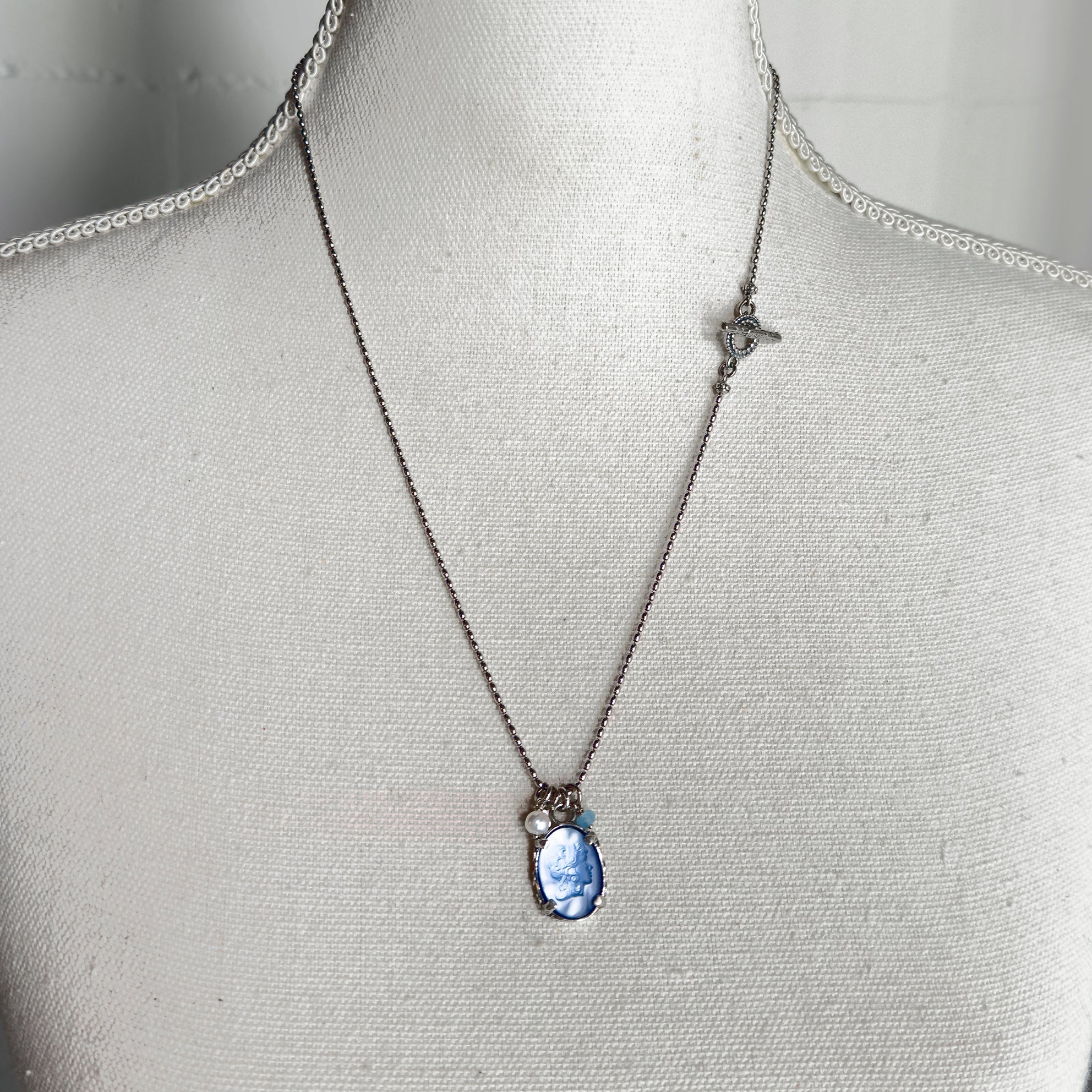 NK 25b22 Blue Cameo Pendant Necklace