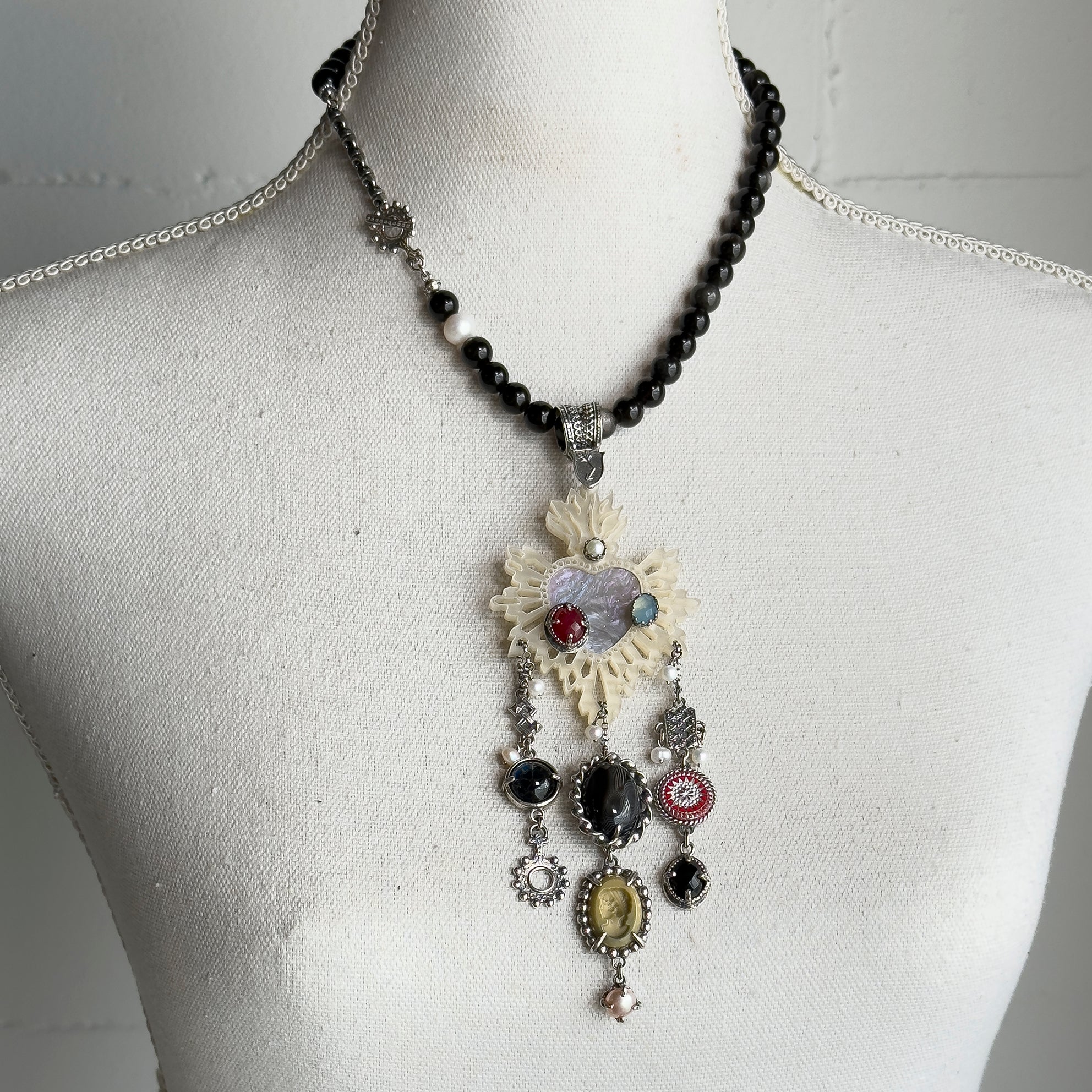 NK 25e01 Sacred Heart Statement Necklace