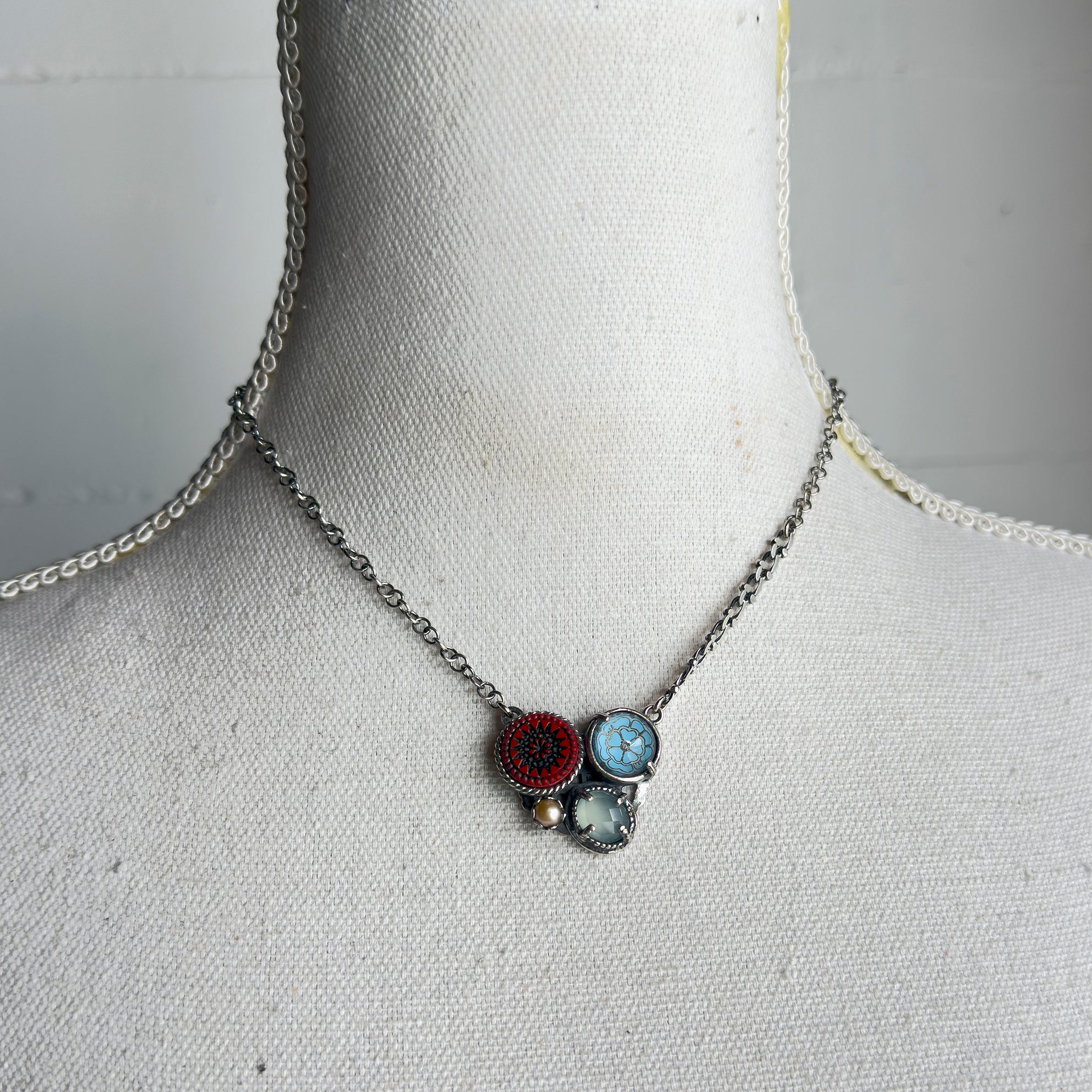 NK 25e05B Red-Blue Intaglio  Necklace