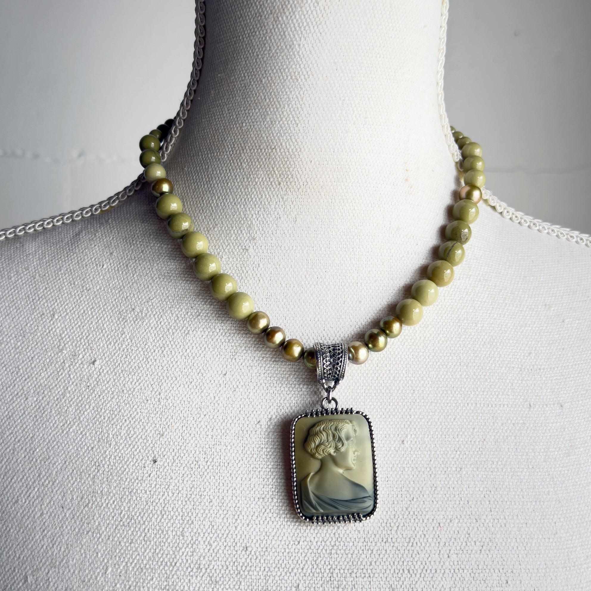 NK 25e11 Vintage Cameo Matcha Beaded Pendant Necklace