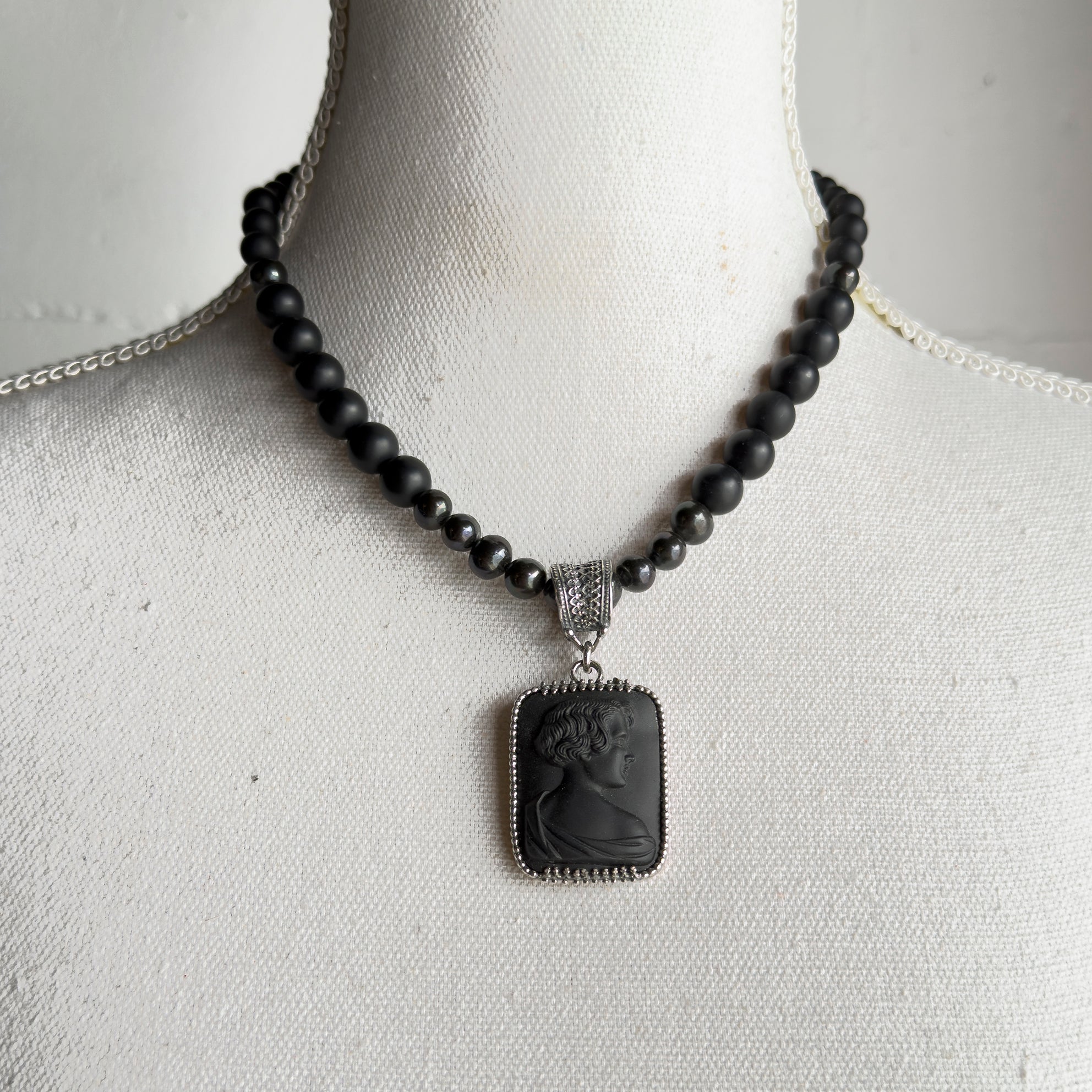 NK 25e12 Black Vintage Cameo Beaded Pendant Necklace