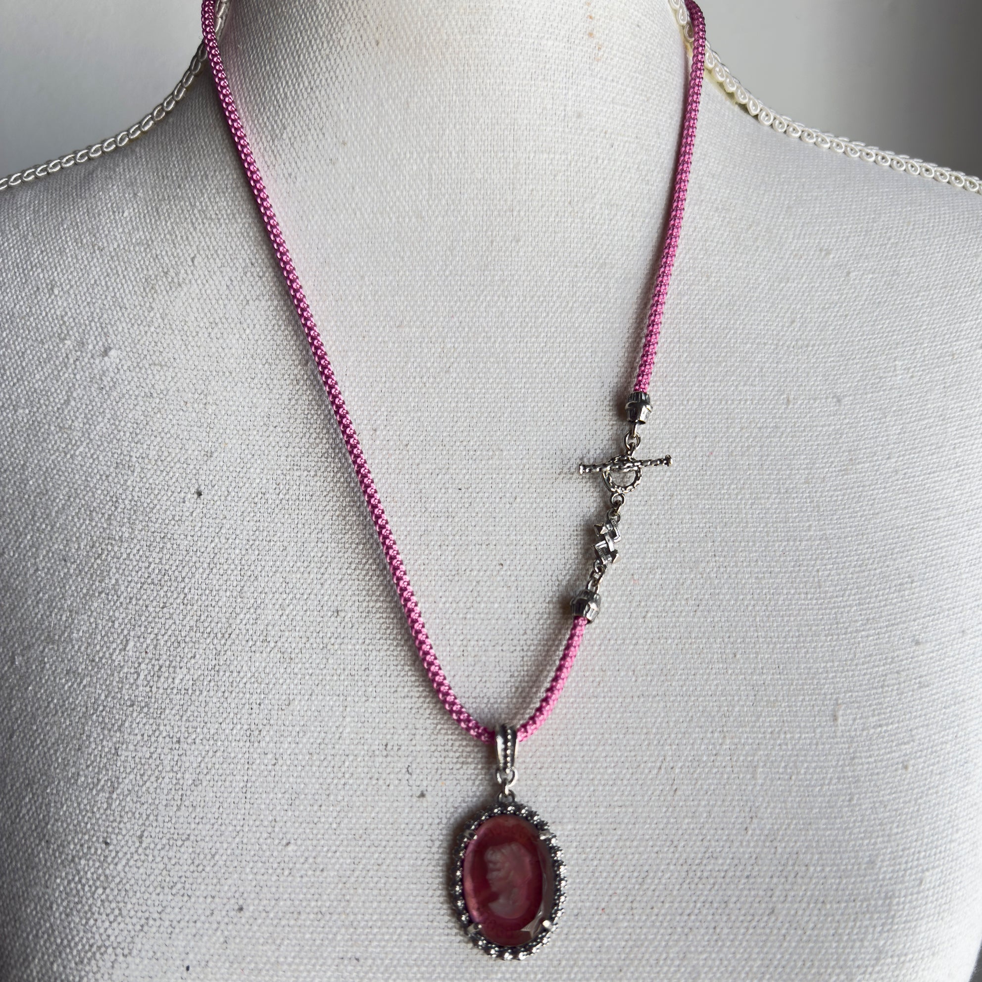 NK 25e16A Pink Mirrored Pendant Necklace