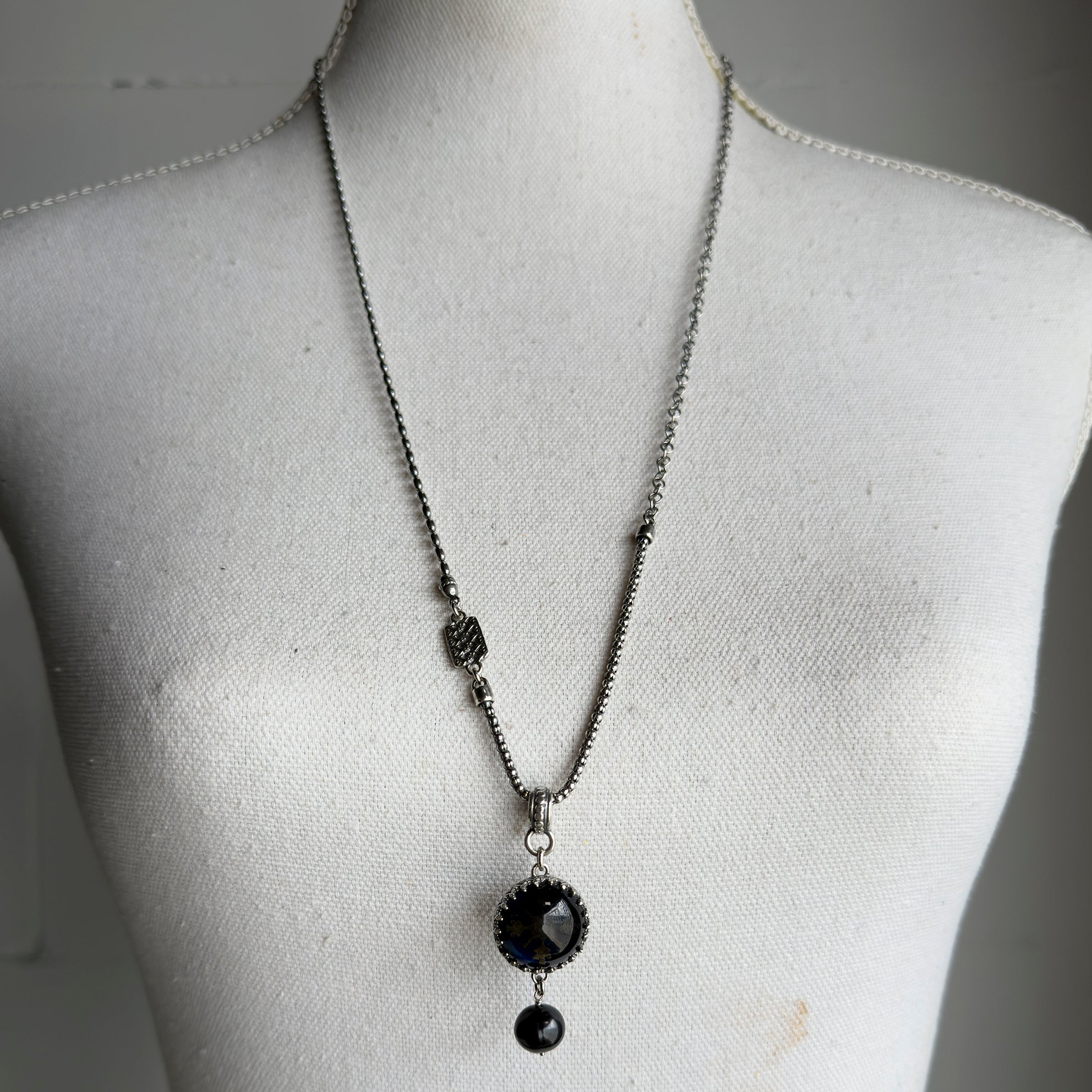 NK 25e27 Dark Crystal Intaglio Chain Necklace
