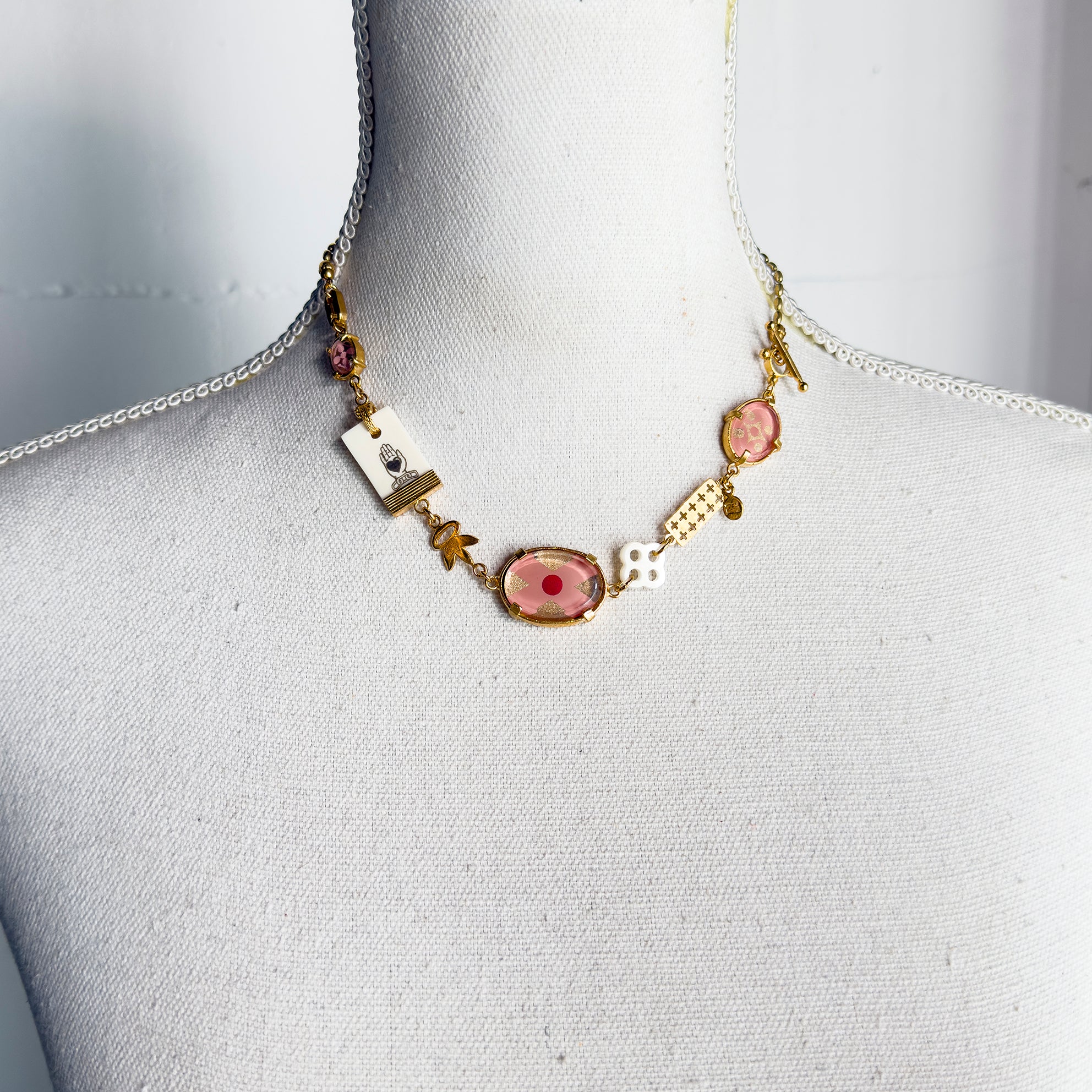 NK 25g25 Pink Intaglio Charm Collar Necklace